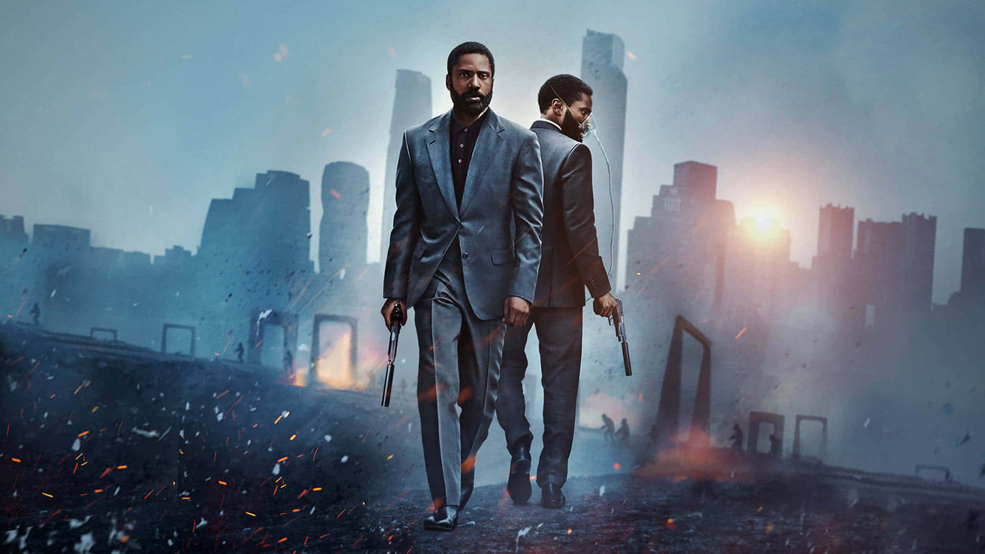 Dark Tower 桌布 壁紙 — 兩名身穿西裝的男子穿過煙霧瀰漫的廢墟城市景觀，手持槍支，周圍火花飛濺。