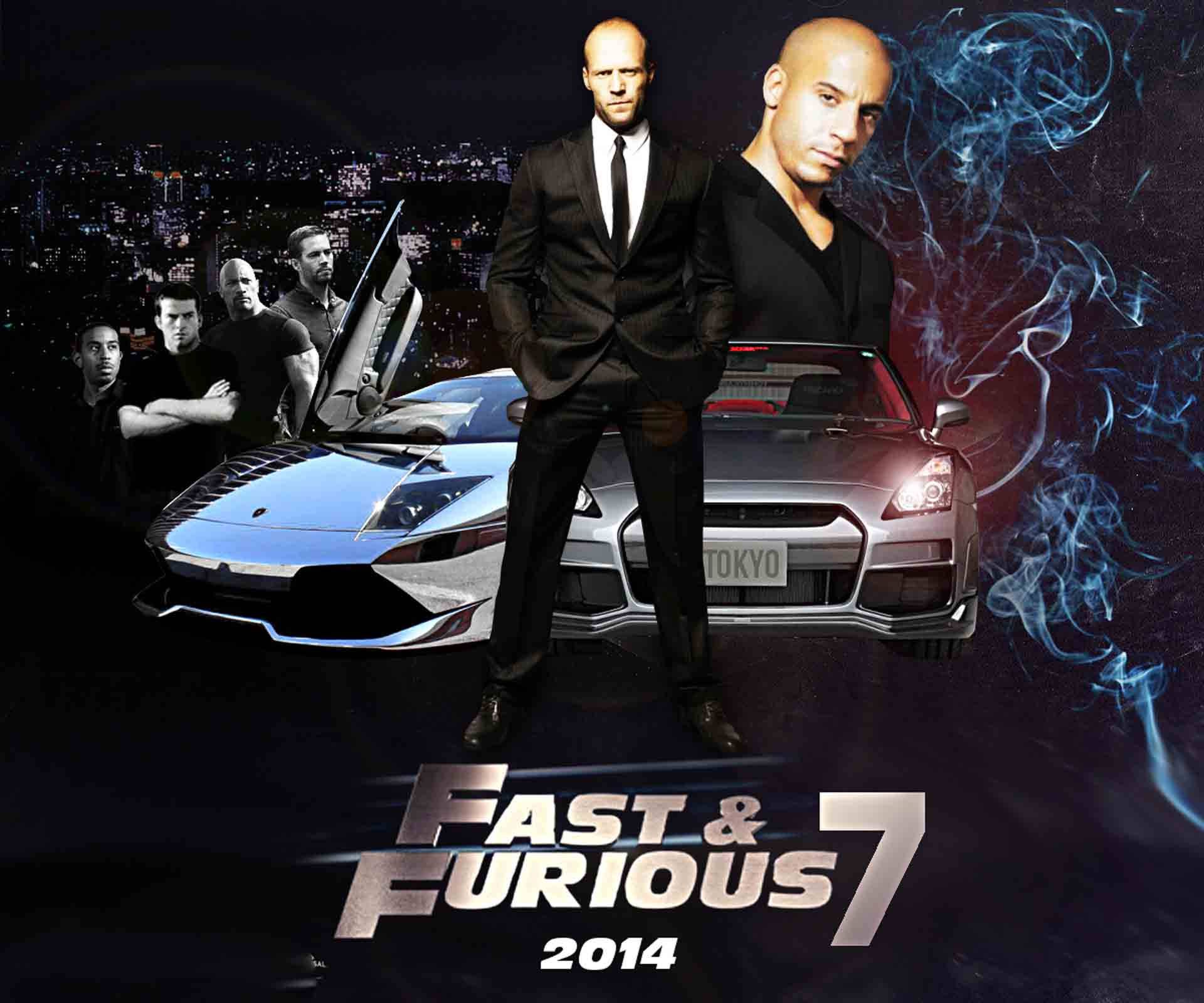 fast 桌布 壁紙 — 兩名身穿西裝的男子站在高性能汽車前，背景是發光的城市天際線，煙霧繚繞。