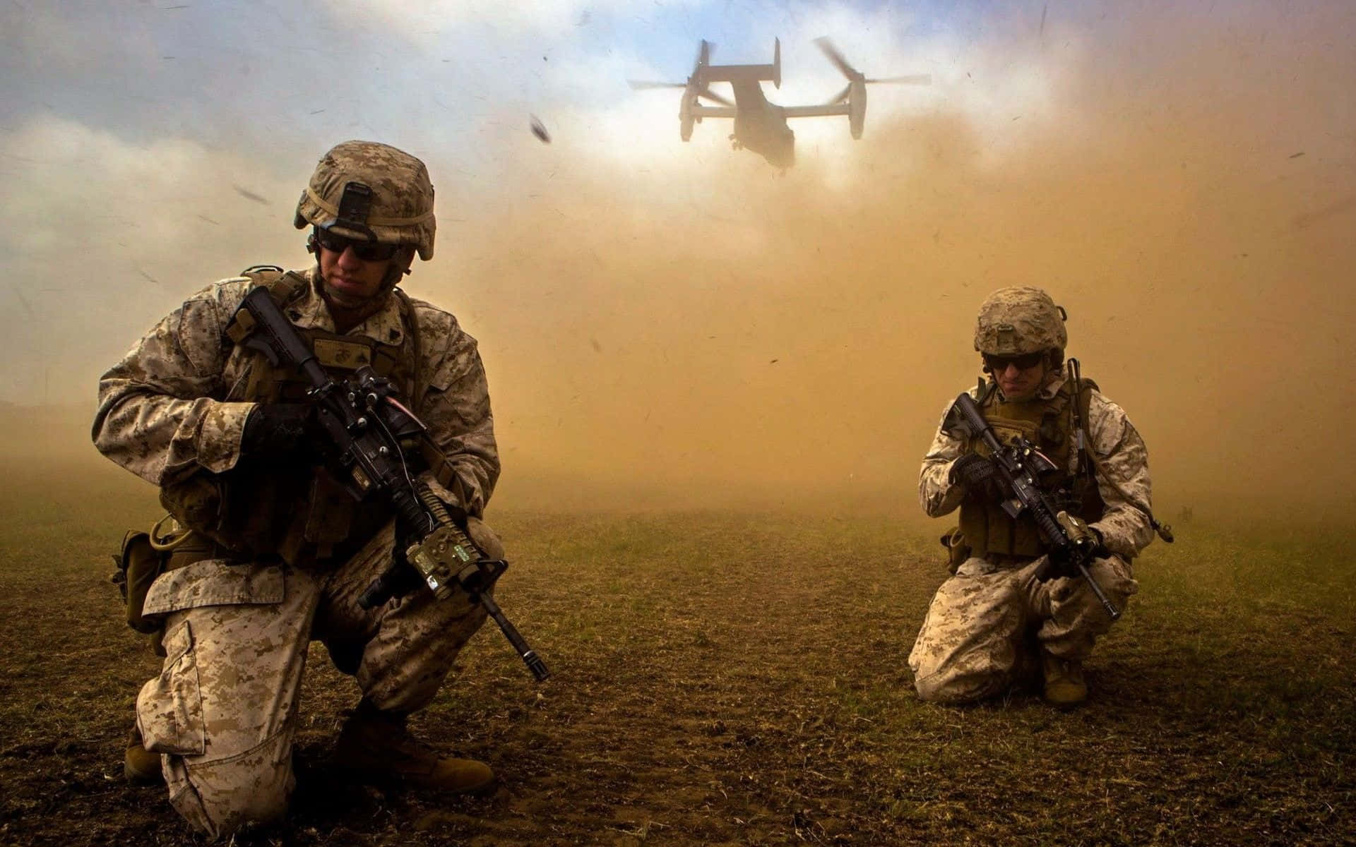 Marines 桌布 壁紙 — 兩名身穿迷彩服的士兵在塵土飛揚的地形中跪下，一架軍用傾轉旋翼機穿過薄霧從頭頂飛過。
