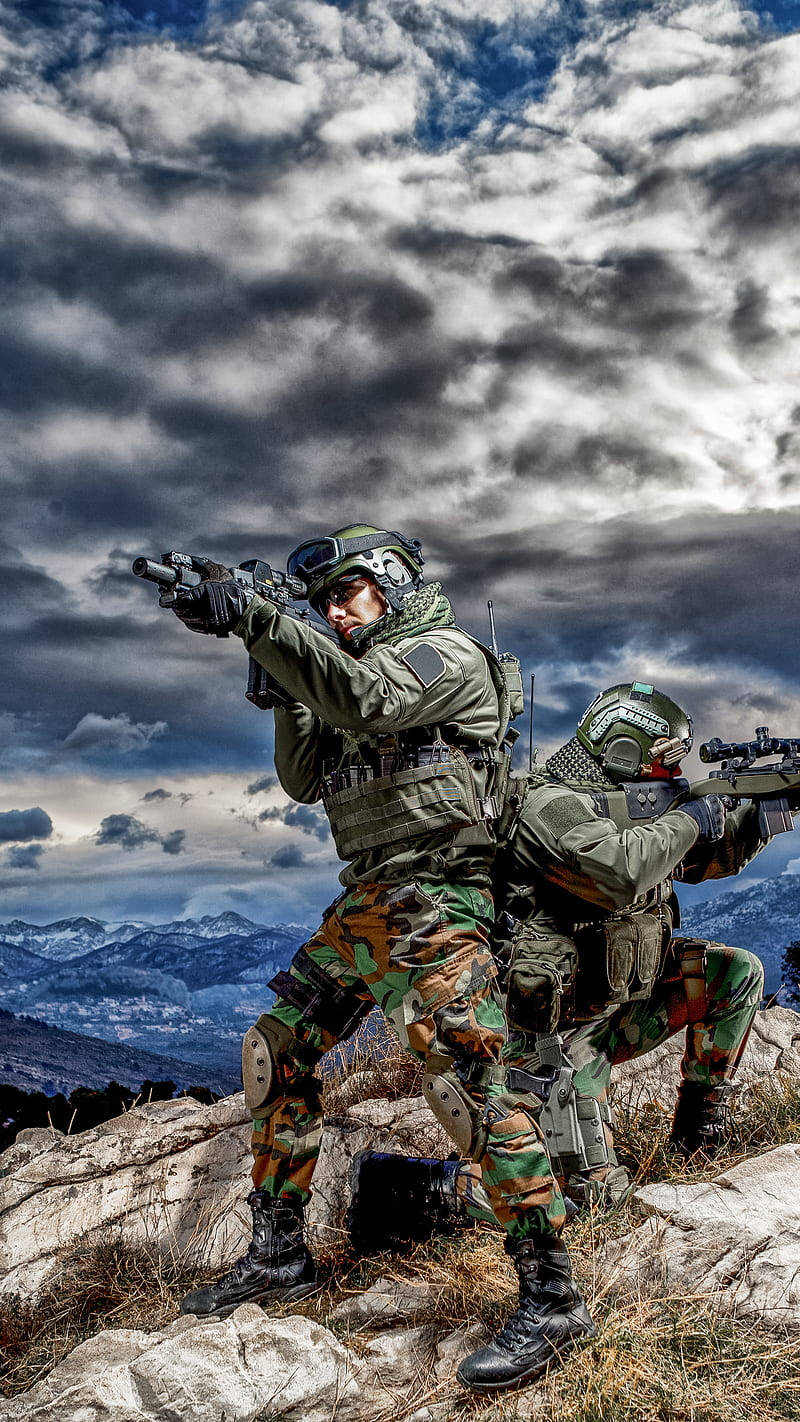 兩名身穿迷彩裝備的武裝士兵在山脊上瞄準步槍。 — 軍隊 壁紙