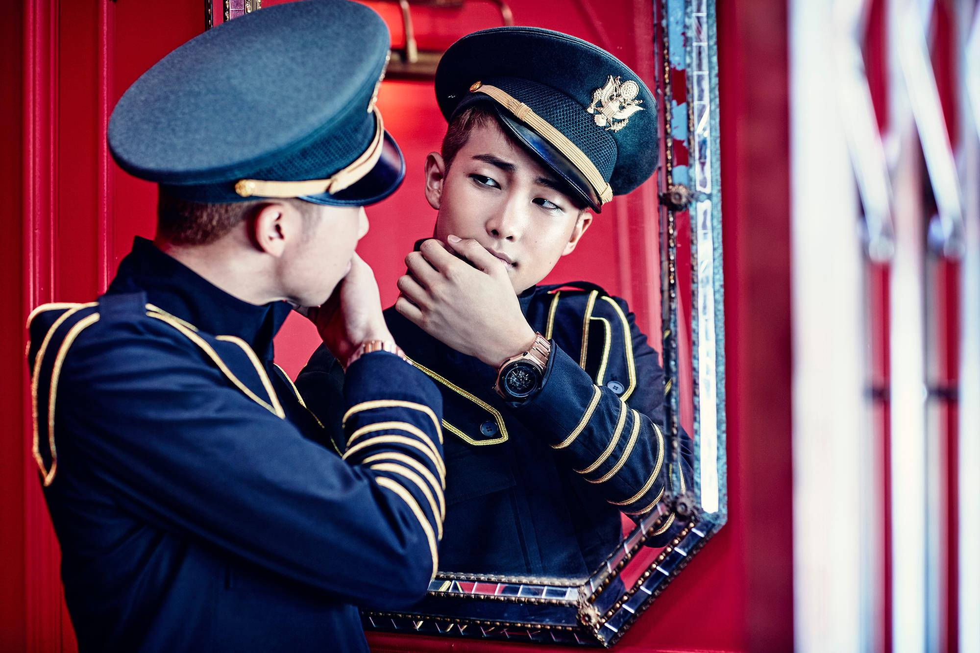 Rm 桌布 壁紙 — 兩名身穿金色飾邊海軍制服的男士，在鮮紅色背景下凝視著一面鏡子。