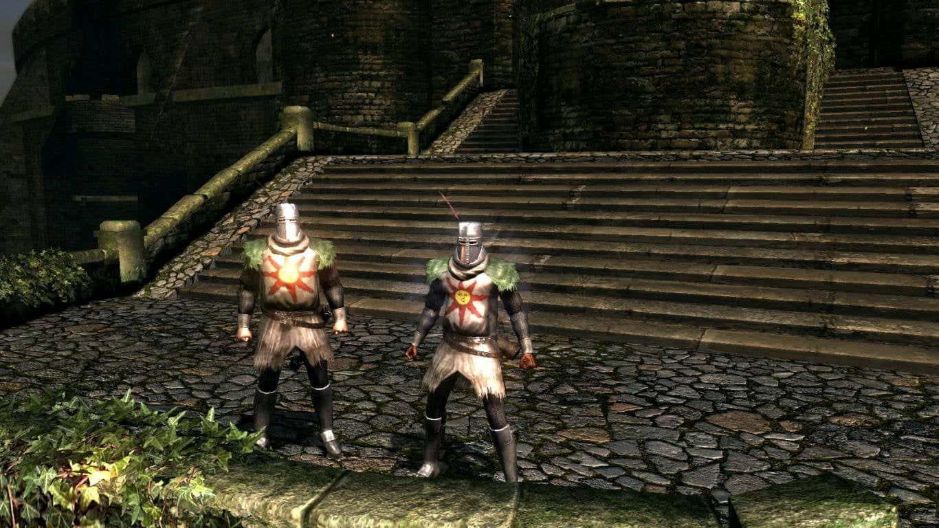 Solaire Of Astora 桌布 壁紙 — 兩名身穿鎧甲、帶有太陽標誌的騎士站在長滿青苔的古老遺跡前的石階上。