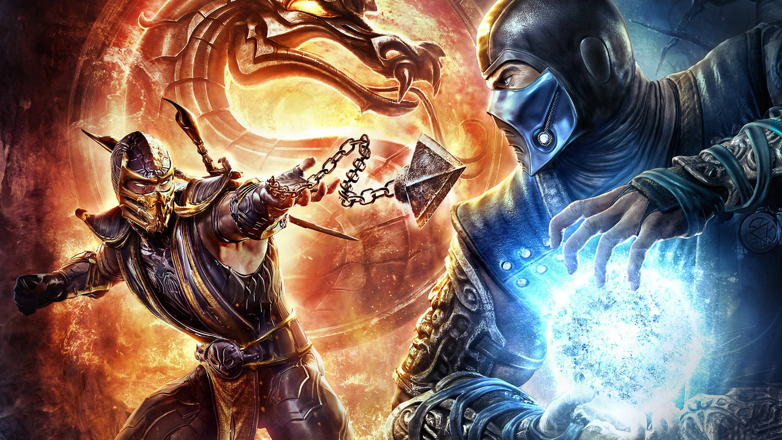 Sub-zero 桌布 壁紙 — 兩名身穿鎧甲的戰士在火焰競技場中交鋒，一人揮舞鏈條武器，另一人引導藍色能量，背景是發光的巨龍。