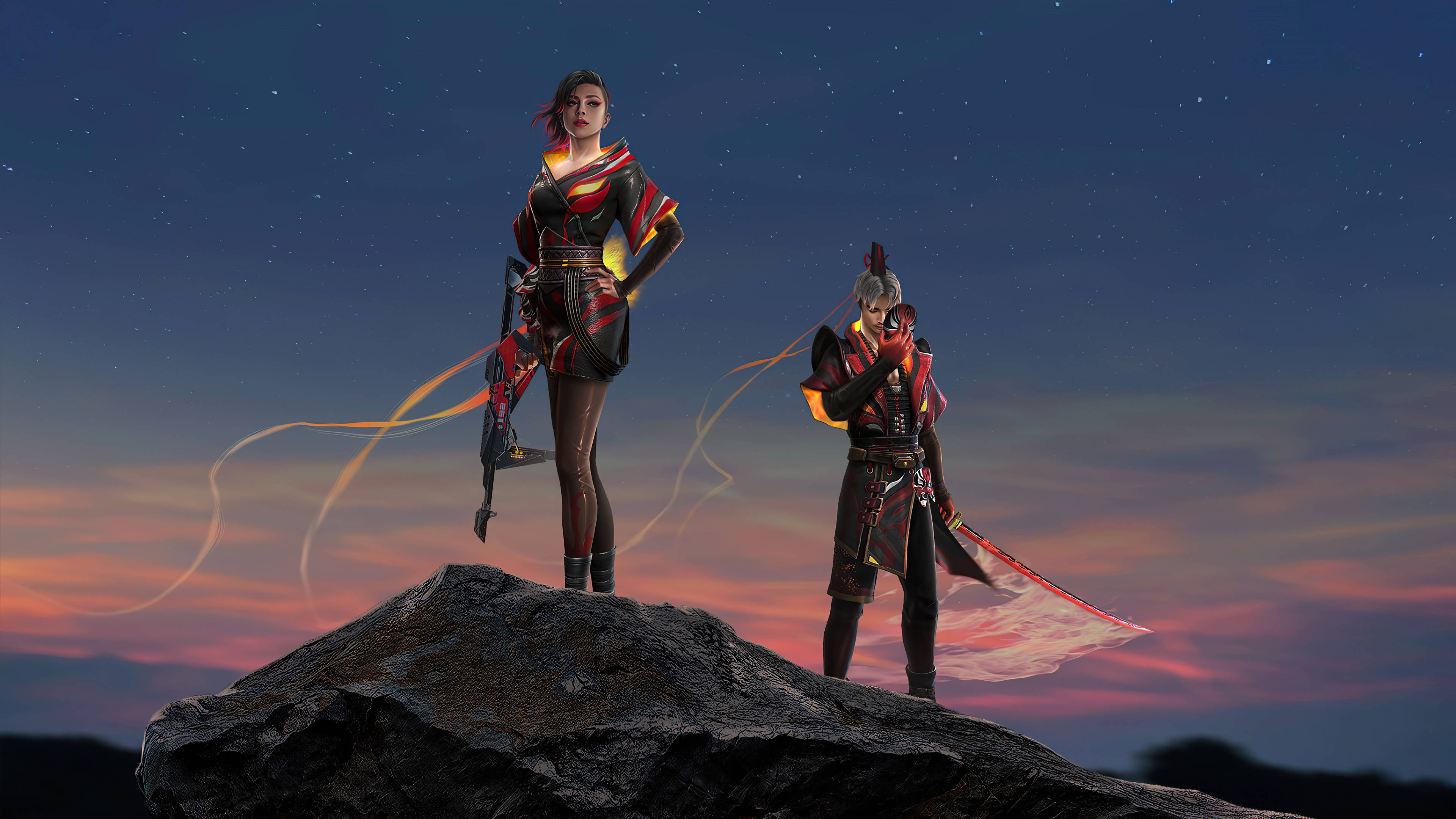 Free Fire 桌布 壁紙 — 兩名身穿鎧甲的戰士站在岩石山峰上，背景是繁星點點的暮色天空，帶有火橙色和紫色的雲彩。