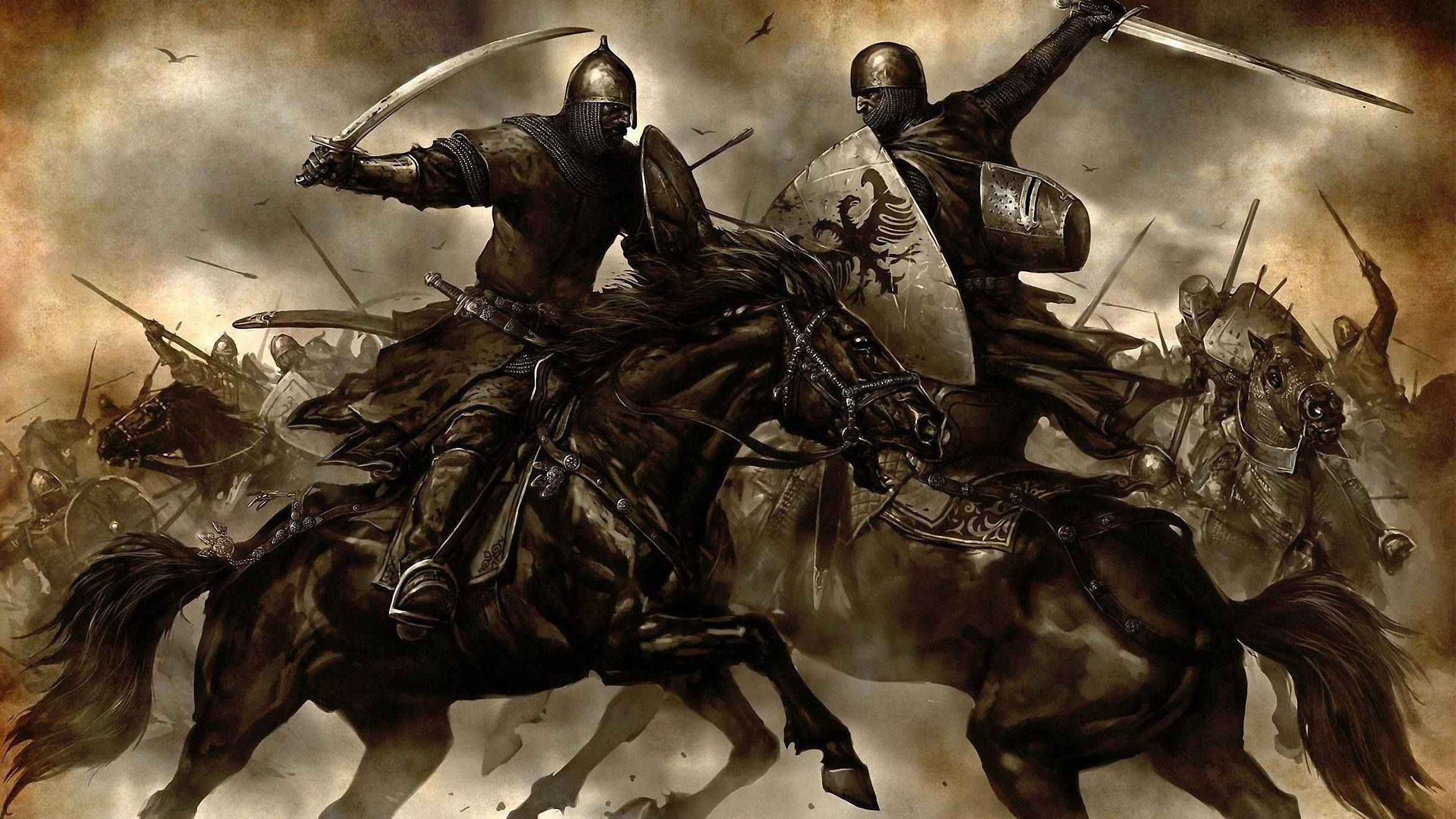 Ertugrul 桌布 壁紙 — 兩名身穿鎧甲的騎士騎著奔騰的馬匹，在暴風雨天空下的混亂戰場上交劍。