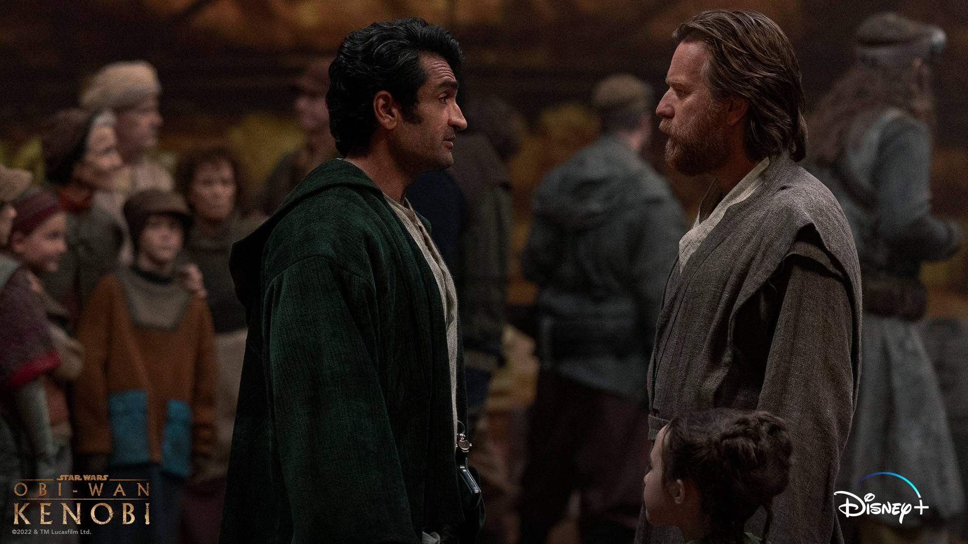 Kenobi 桌布 壁紙 — 兩名身穿長袍的男子在一個擠滿人群、光線昏暗的房間中對峙，房間內有溫暖的金色燈光和模糊的旁觀者。