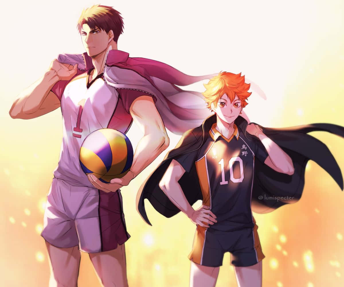Ushijima Wakatoshi 桌布 壁紙 — 兩名身穿隊服的動漫排球運動員在發光的金色背景前自信地拿著球擺姿勢。
