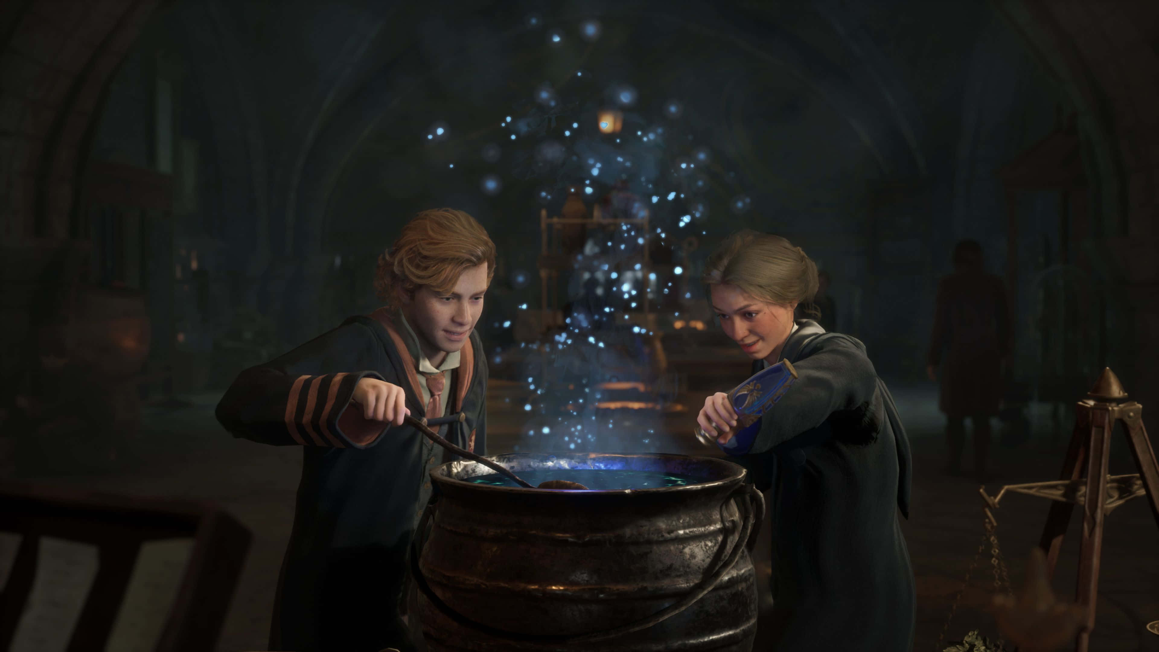 Harry Potter 4K 桌布 壁紙 — 兩名身穿霍格華茲長袍的學生攪拌著冒泡的大鍋，魔法火花在昏暗的地牢中飛舞。