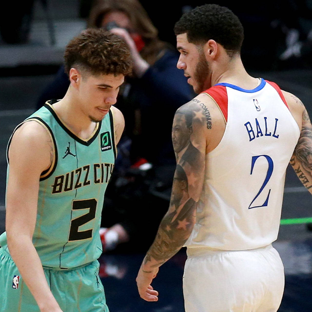 NBA 桌布 壁紙 — 兩名身穿青綠色和白色球衣的籃球運動員在比賽中於球場上激烈對峙。