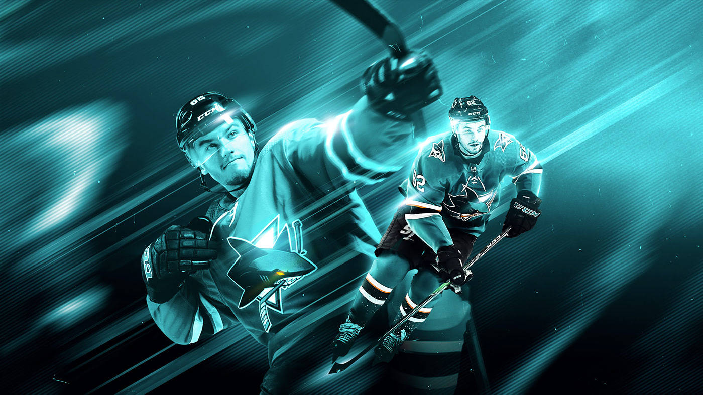 sharks 桌布 壁紙 — 兩名身穿青綠色球衣的曲棍球運動員，帶著發光的球棍和強烈的專注力，滑過一條帶有條紋的光隧道。
