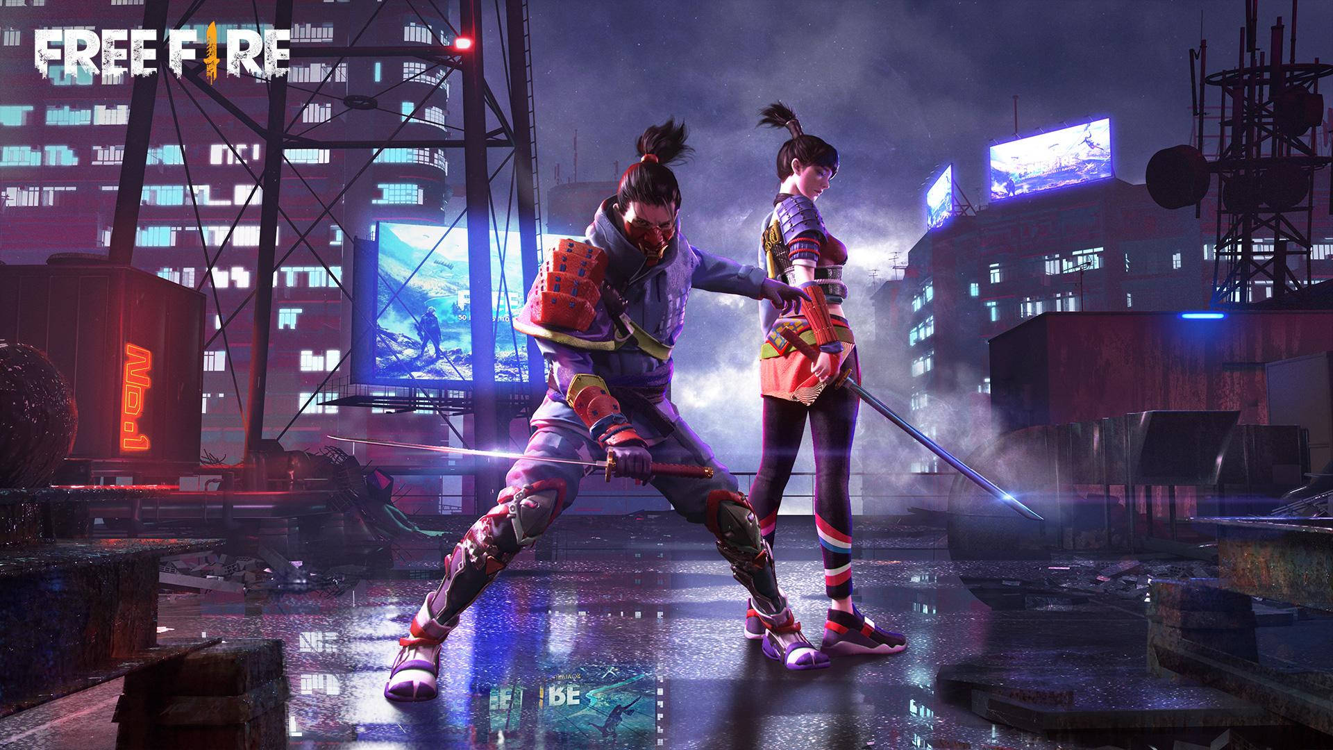 Free Fire 桌布 壁紙 — 兩名身穿鮮豔盔甲的武士在賽博龐克城市景觀中，於霓虹燈浸濕的雨夜屋頂上，用發光的劍交鋒。