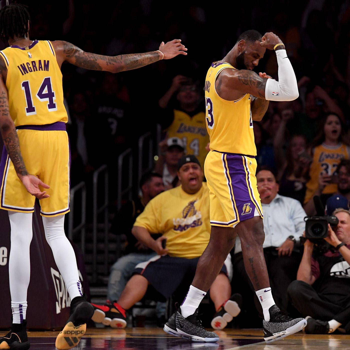 湖人籃球運動員在比賽中情緒激動，球迷歡呼。 — NBA 壁紙