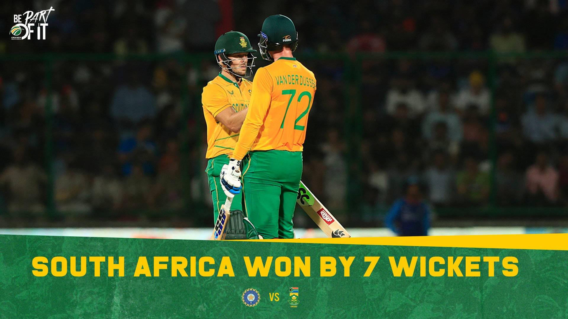 south africa cricket 桌布 壁紙 — 兩名身穿黃色和綠色球衣的南非板球運動員在燈光明亮的體育場上慶祝勝利。