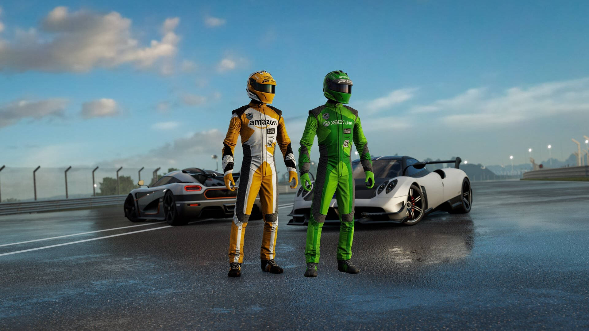 Motorsport 桌布 壁紙 — 兩名身穿黃色和綠色賽車服的賽車手站在濕滑賽道上流線型白色超級跑車旁，天空部分多雲。