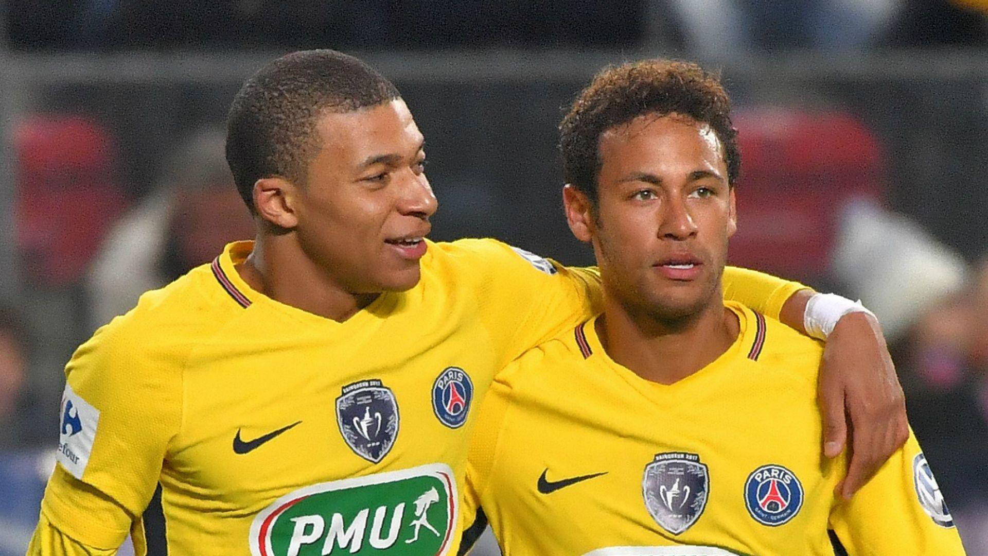 Kylian Mbappe 桌布 壁紙 — 兩名身穿黃色巴黎聖日耳曼球衣的足球員在明亮的燈光下於球場上一起慶祝。