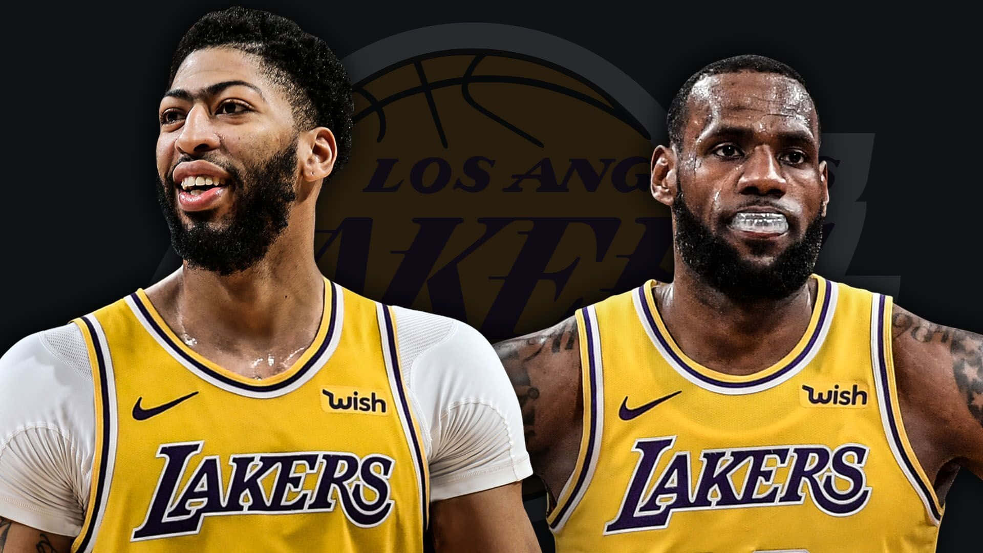 Anthony Davis 桌布 壁紙 — 兩名身穿黃色湖人隊球衣的籃球運動員在帶有球隊標誌的深色背景下激烈擺姿勢。