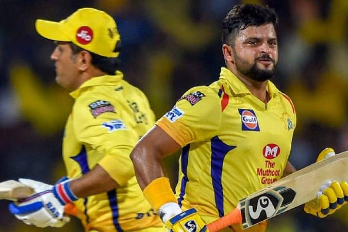 Chennai Super Kings 桌布 壁紙 — 兩名身穿黃色球衣的板球運動員在體育場燈光下手持球棒，身後是模糊的人群。