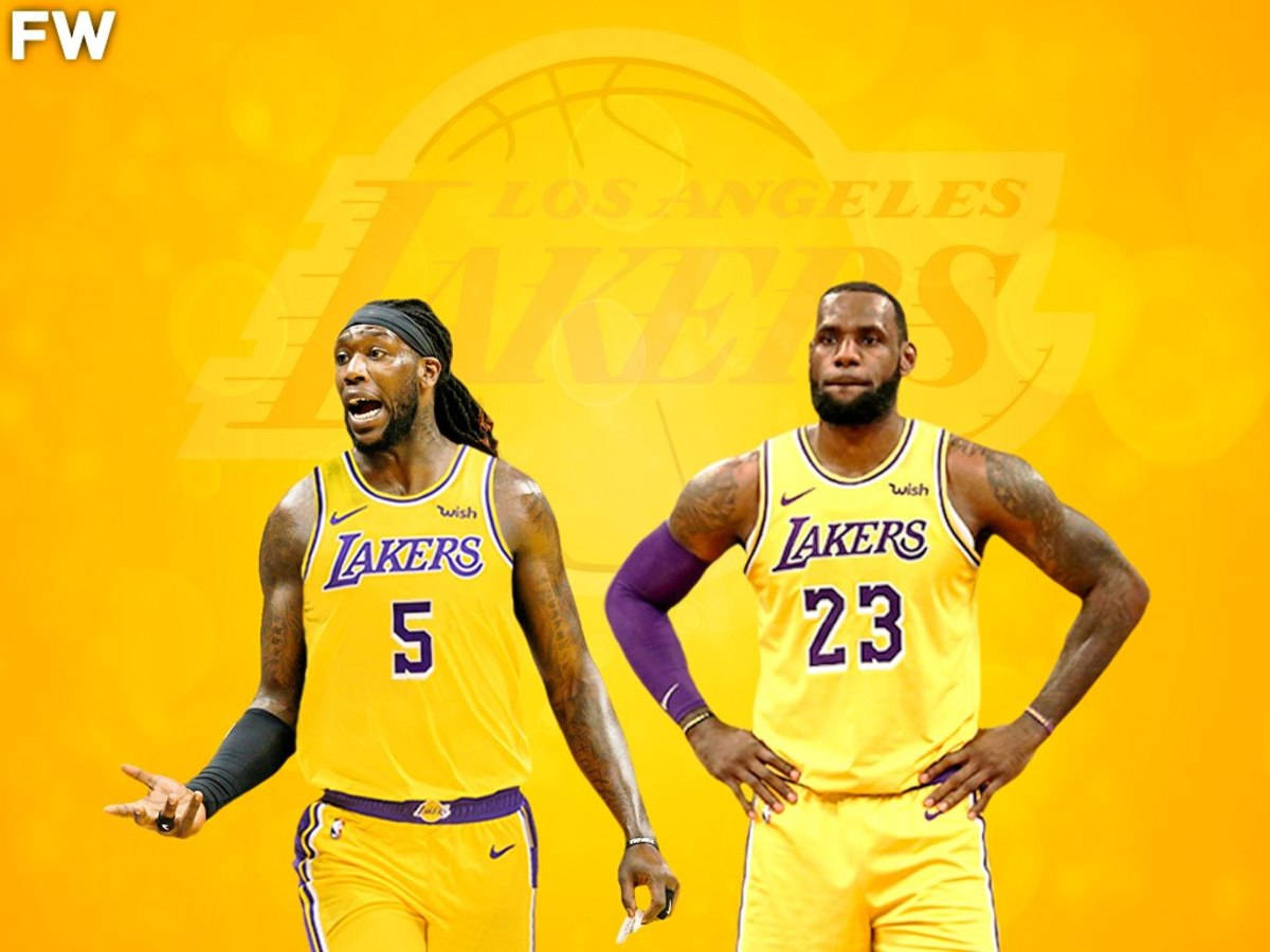 montrezl harrell 桌布 壁紙 — 兩名身穿黃色球衣的洛杉磯湖人籃球運動員在帶有球隊標誌的鮮豔橙色背景前自信地擺姿勢。