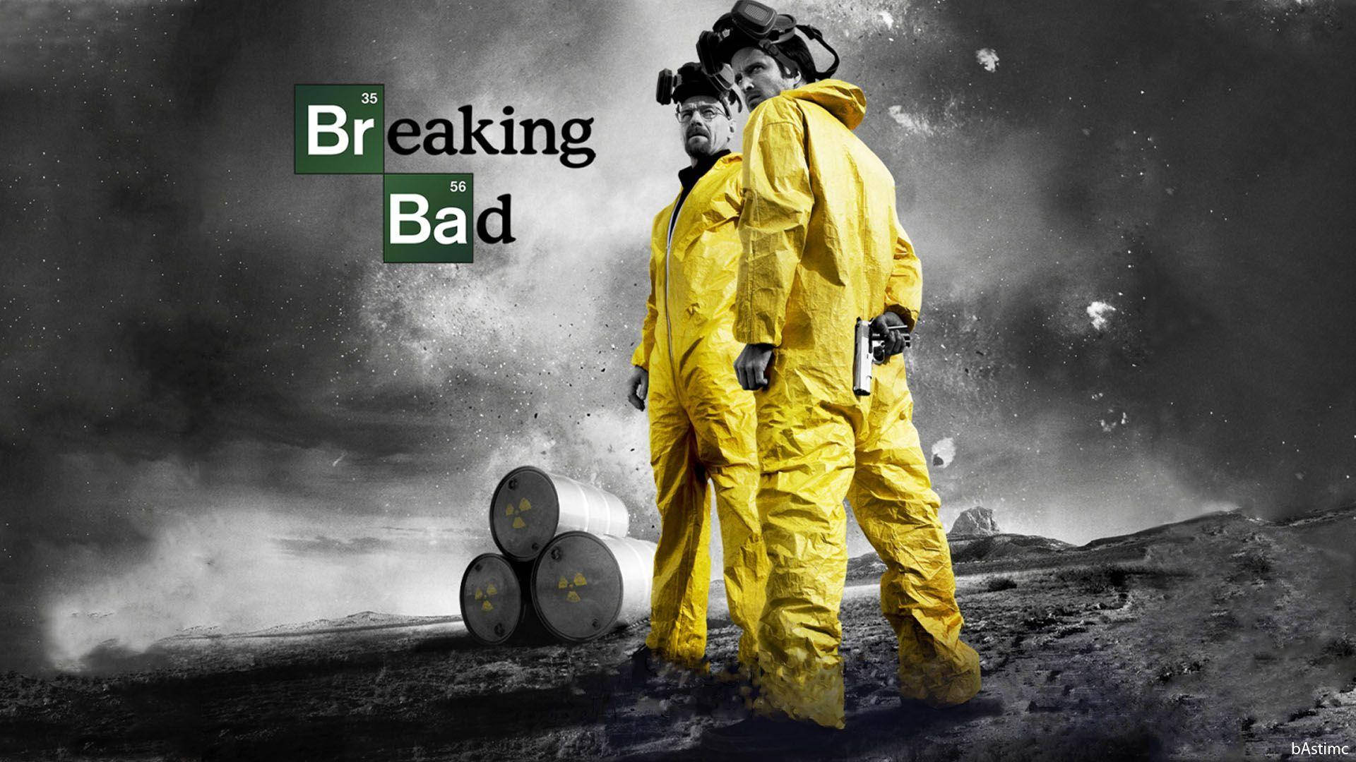 breaking 桌布 壁紙 — 兩名身穿黃色防護服的男人站在荒涼的景觀中，周圍有放射性桶，天空中有《絕命毒師》標誌。