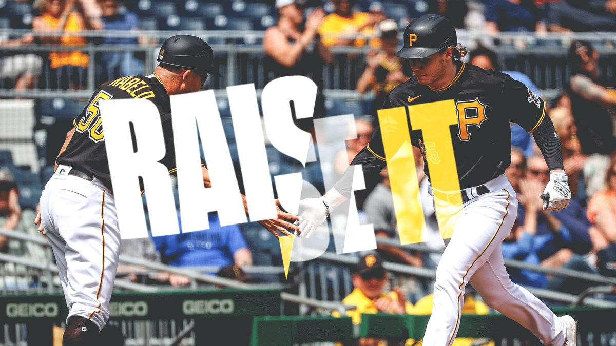 Pittsburgh Pirates 桌布 壁紙 — 兩名身穿黑色和金色球衣的棒球運動員在日間比賽中擊掌，背景有球迷。