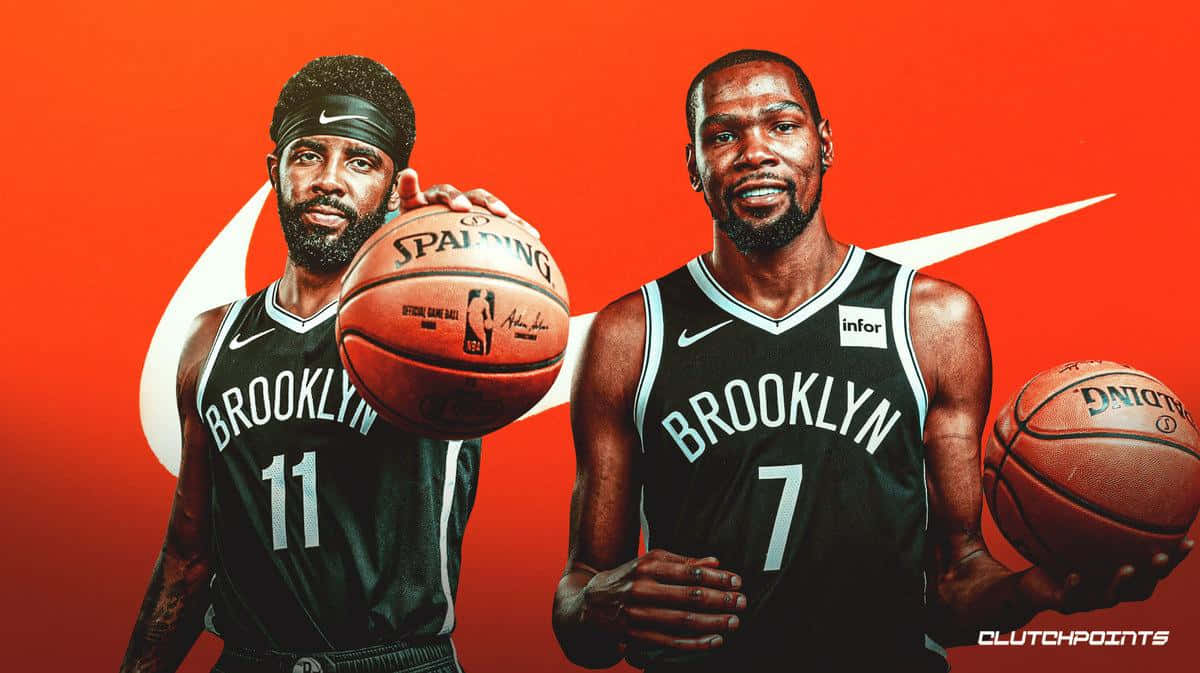 Kyrie Irving Cool 桌布 壁紙 — 兩名身穿黑色球衣的布魯克林籃網籃球運動員在一個帶有大型白色Nike勾號的大膽紅色背景前自信地擺姿勢。