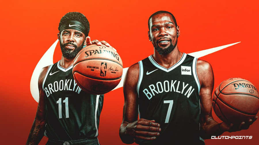 Kyrie Irving Cool 桌布 壁紙 — 兩名身穿黑色球衣的布魯克林籃網籃球運動員在一個帶有大型白色Nike標誌的大膽紅色背景前自信地擺姿勢。