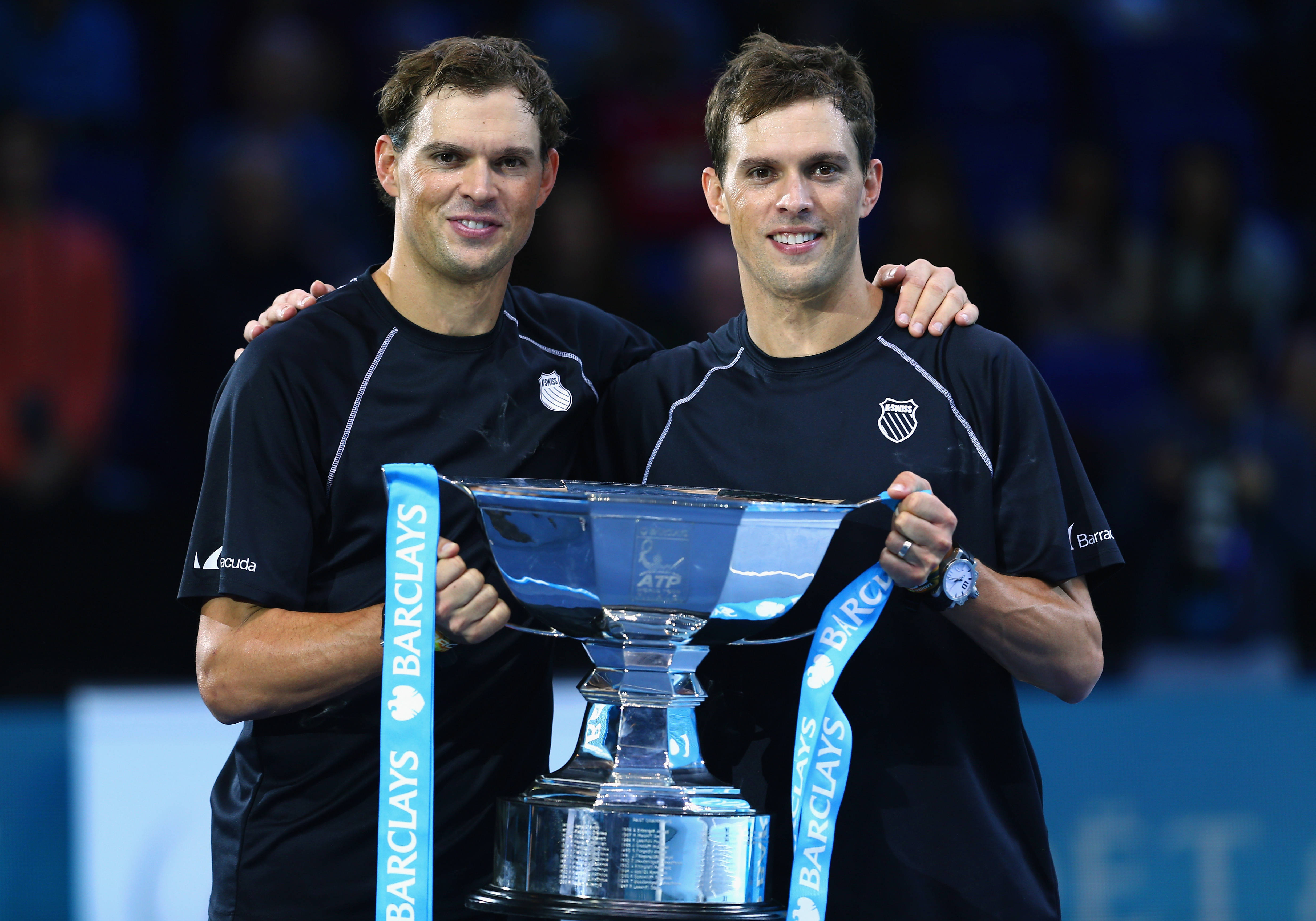 Trophy 桌布 壁紙 — 兩名身穿黑色襯衫、面帶笑容的男性網球選手在球場上自豪地共同高舉一個大型銀色巴克萊ATP獎盃。