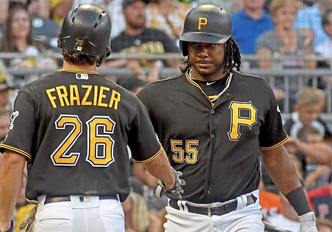 Pittsburgh Pirates 桌布 壁紙 — 兩名身穿黑金色球衣的匹茲堡海盜棒球運動員在陽光明媚的球場上握手，背景有球迷。