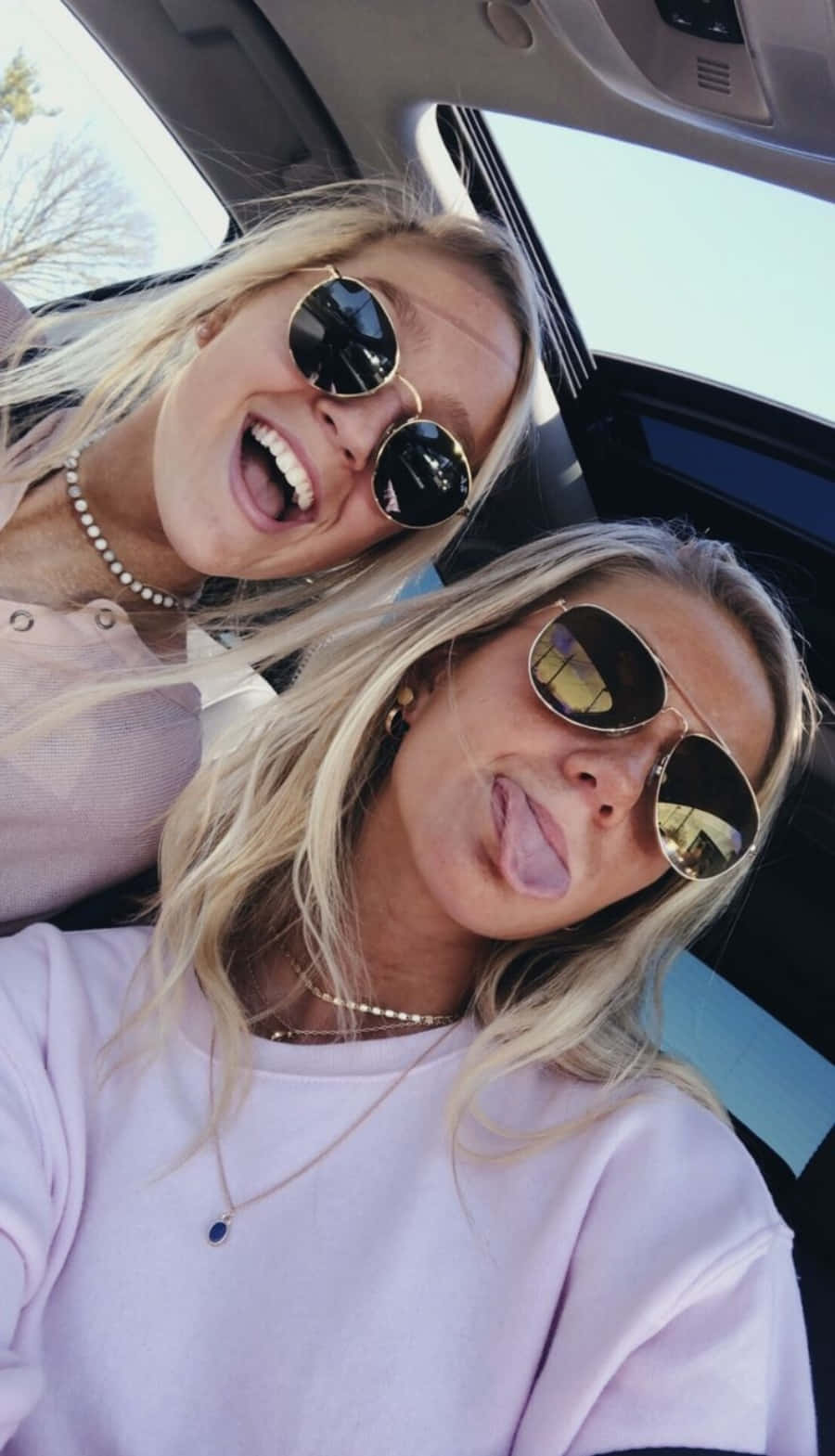 Friends 桌布 壁紙 — 兩名金髮女子戴著太陽眼鏡，在打開天窗的車內大笑並伸出舌頭。