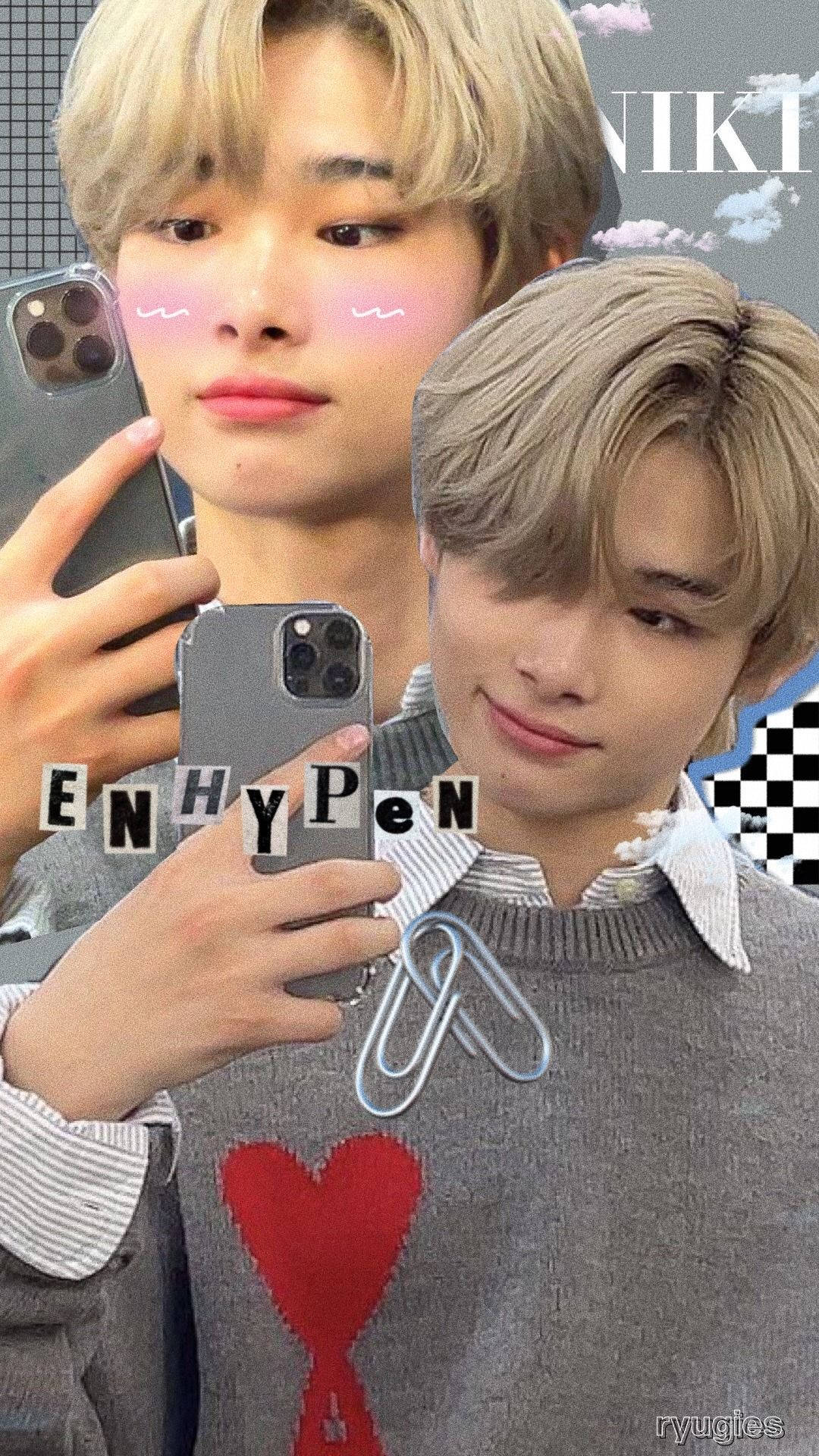 Enhypen Aesthetic 桌布 壁紙 — 兩名金髮年輕男子拿著手機在鏡前自拍，身穿帶有紅色心形圖案的灰色毛衣。
