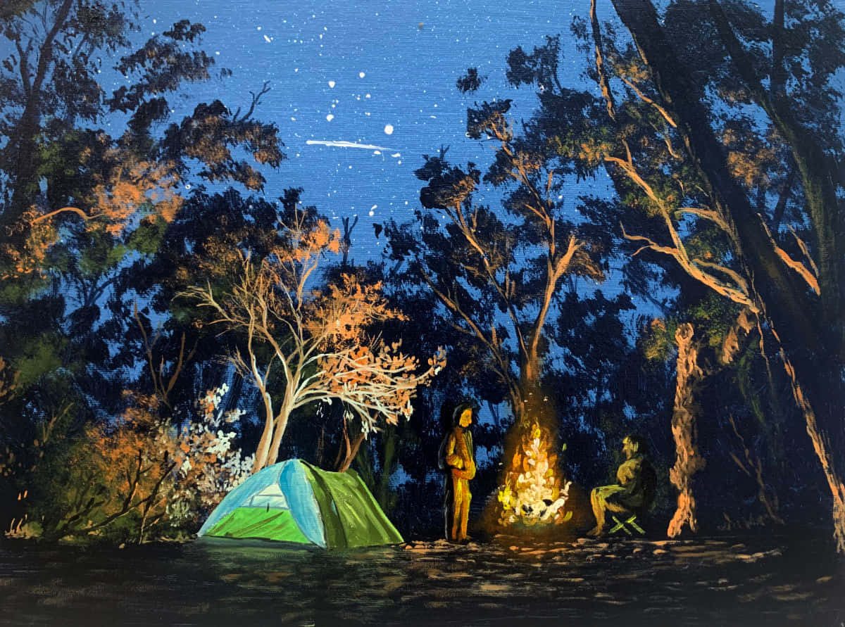 Fall Camping 桌布 壁紙 — 兩名露營者聚集在森林中一個綠色帳篷旁邊，在繁星點點的夜空下圍著發光的營火。