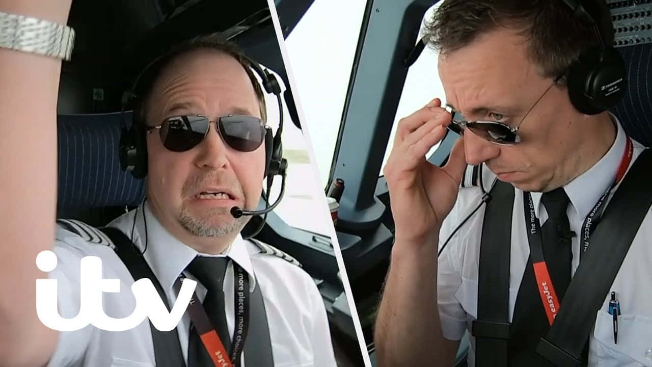 Sunglasses 桌布 壁紙 — 兩名飛行員在駕駛艙內戴著太陽眼鏡和耳機，一人調整眼鏡，另一人向前看，表情嚴肅。