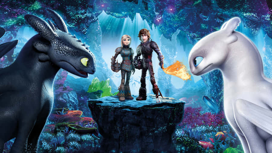 How To Train Your Dragon 4K 桌布 壁紙 — 兩名騎手站在岩石露頭上，兩側有一條黑白龍，在發光的生物螢光洞穴中。