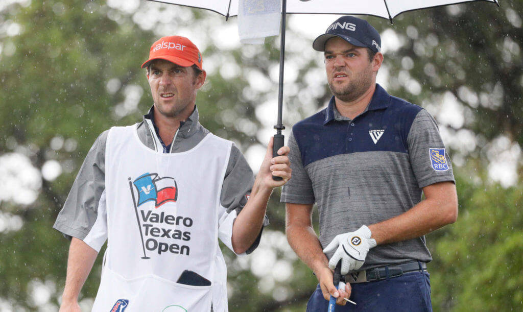 高爾夫 桌布 壁紙 — 兩名高爾夫球手在Valero Texas Open錦標賽中忍受雨水，其中一人撐著雨傘。