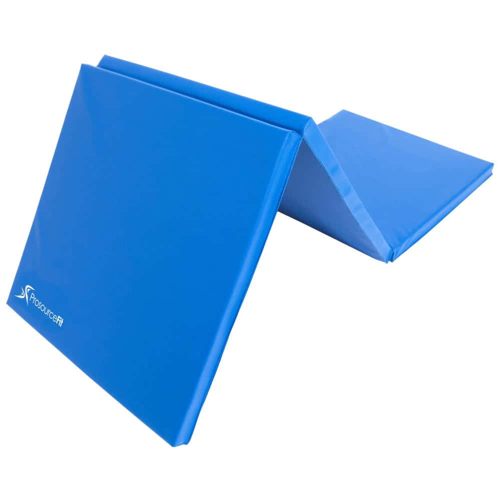 Gymnastics Mat 桌布 壁紙 — 兩塊亮藍色可折疊體操墊以V形排列在乾淨的白色背景上。