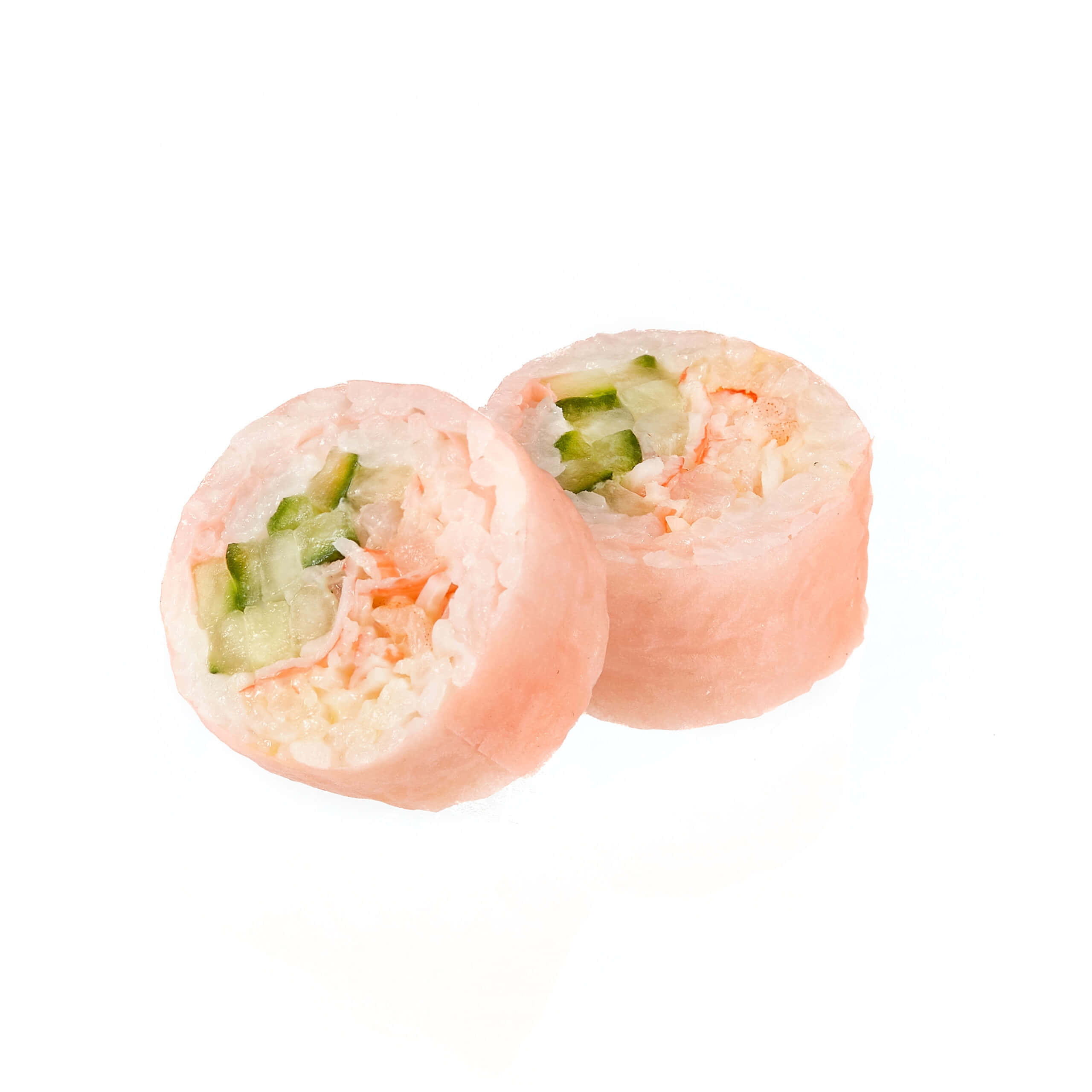 Food Photography 桌布 壁紙 — 兩塊完美切開的鮭魚壽司卷，在潔白背景上露出內裡爽脆的小黃瓜和胡蘿蔔。