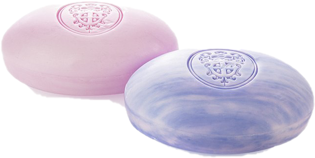 Frisbee 桌布 壁紙 — 兩塊橢圓形肥皂，一塊柔和粉紅色，一塊薰衣草色漩渦紋，帶有浮雕徽章，背景為純白色。