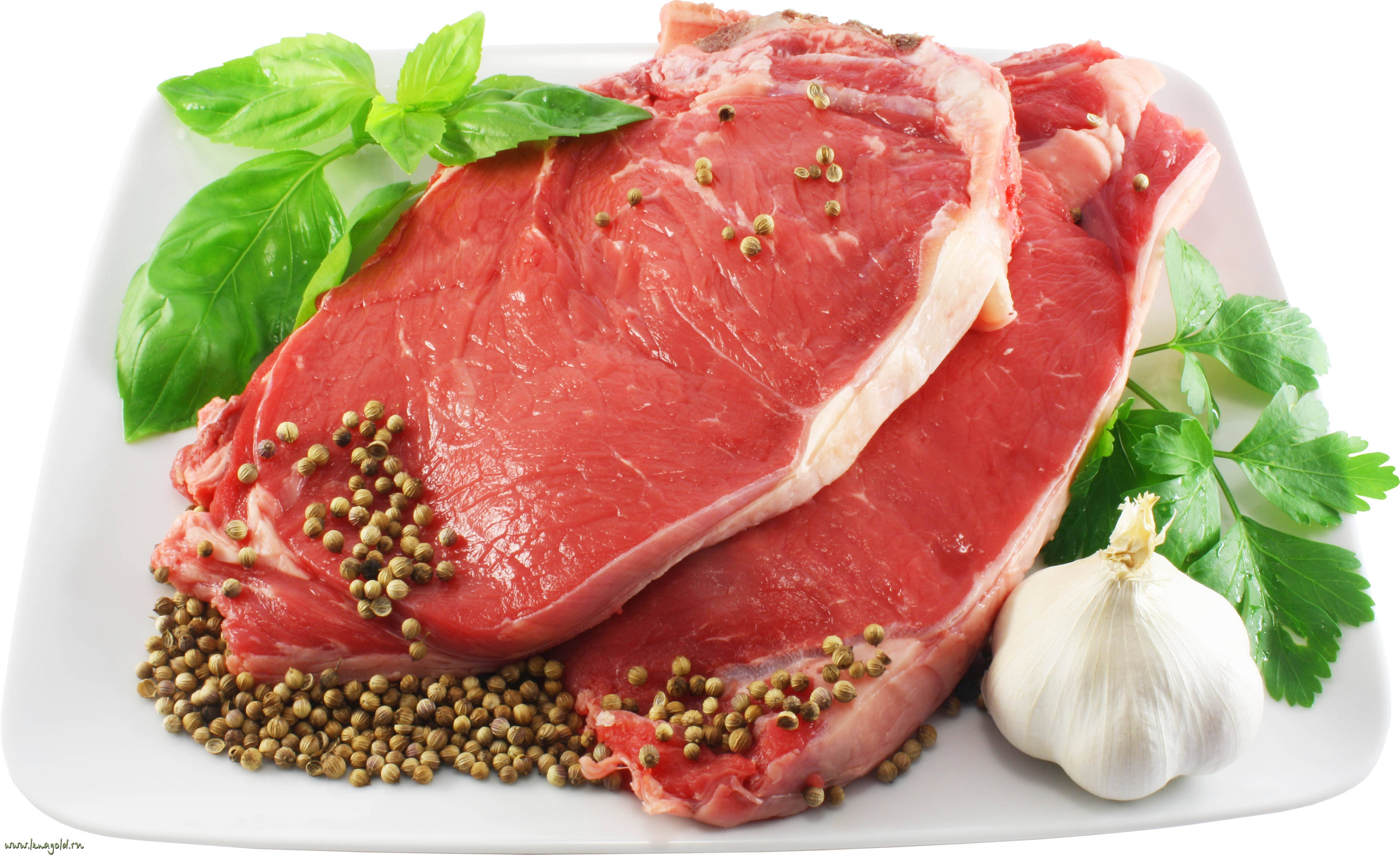meat 桌布 壁紙 — 兩塊用胡椒粒、羅勒和大蒜調味的生牛肉排放在白色盤子上，準備烹調。