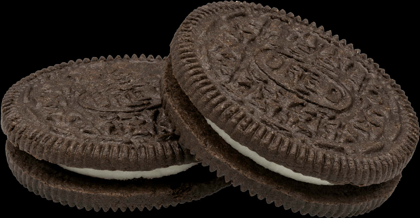 Biscuit 桌布 壁紙 — 兩塊經典巧克力夾心餅乾，搭配奶油白色夾心，置於純黑背景上。
