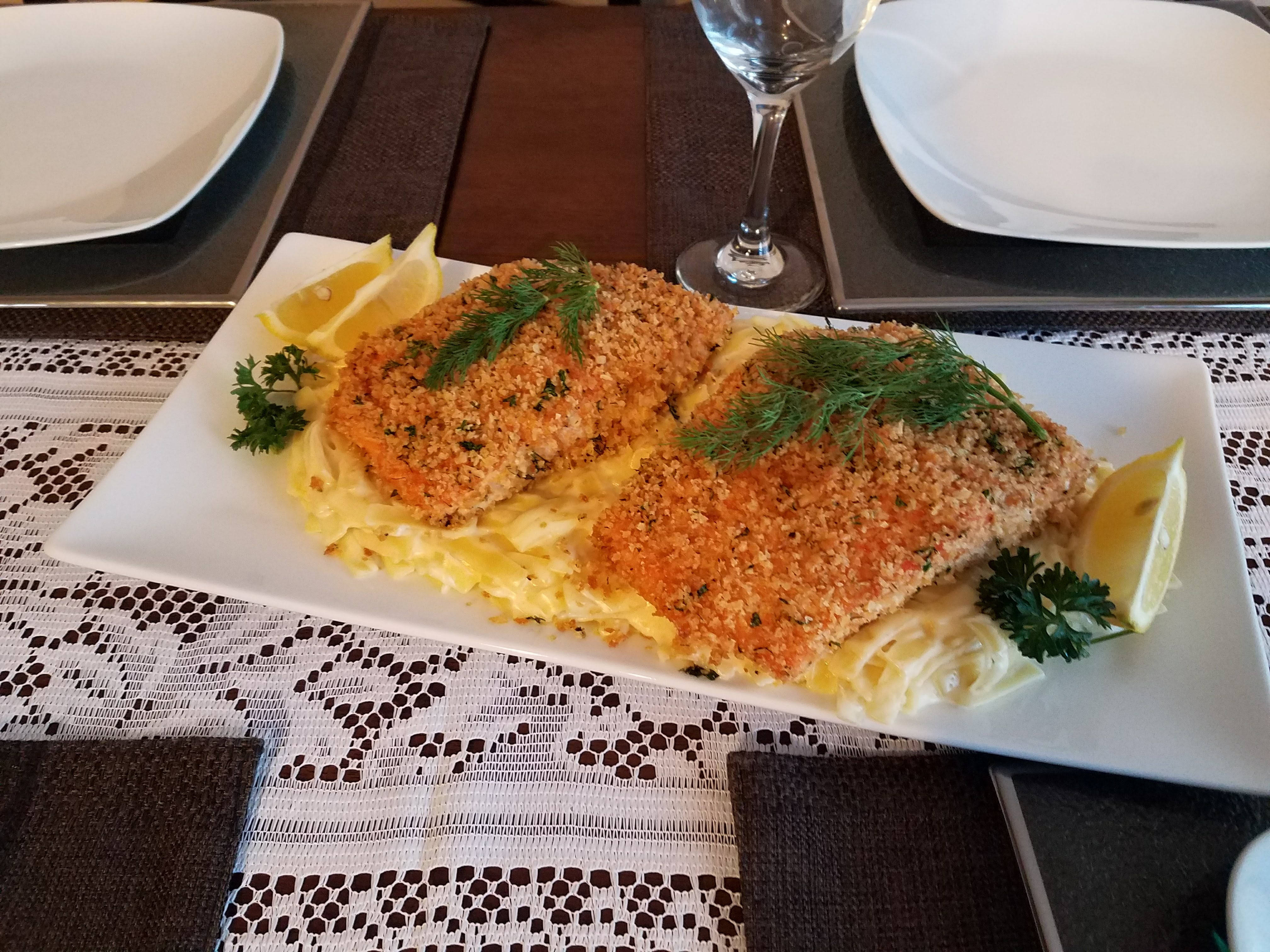 Delicious Food 桌布 壁紙 — 兩塊金黃色的炸魚柳放在奶油馬鈴薯泥上，配以蒔蘿和檸檬角，盛載於白色碟中。
