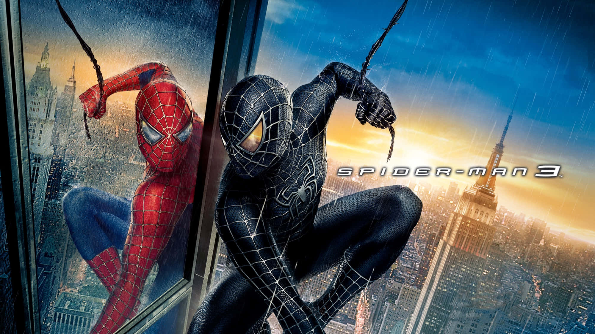 Spider Man 3 桌布 壁紙 — 兩套蜘蛛人戰衣緊貼在摩天大樓的窗戶上，俯瞰著日落時分雨濕的紐約市景。