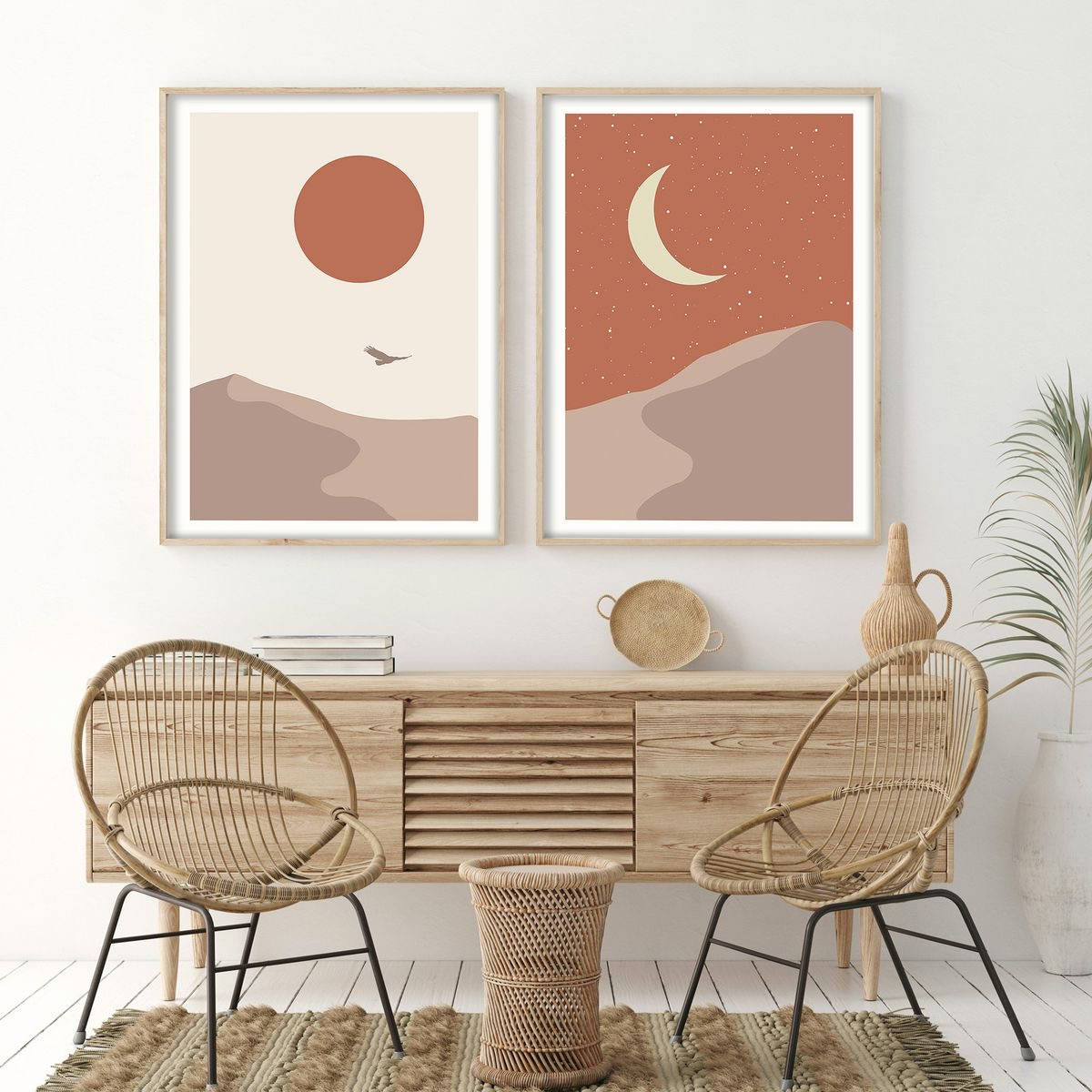 Sun And Moon 桌布 壁紙 — 兩幅極簡沙漠主題藝術印刷品掛在木製控制台上方，配有編織椅和盆栽植物，營造出明亮現代的室內風格。