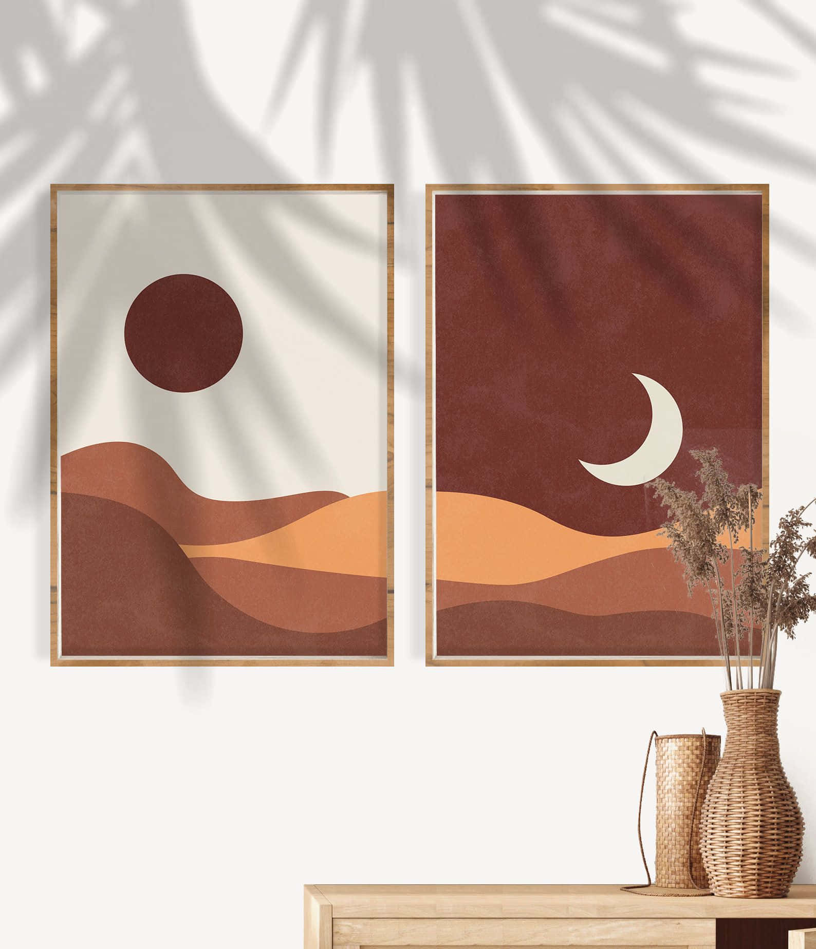 Modern Minimalist Art 桌布 壁紙 — 兩幅極簡風格沙漠藝術裱框印刷品，太陽和月亮位於層疊的陶土色山丘之上，棕櫚樹的影子投射在牆上。
