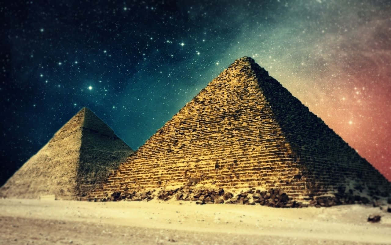 夜空 桌布 壁紙 — 兩座古老金字塔在繁星點點的夜空下巍然聳立，宇宙色調在天空中交織融合。