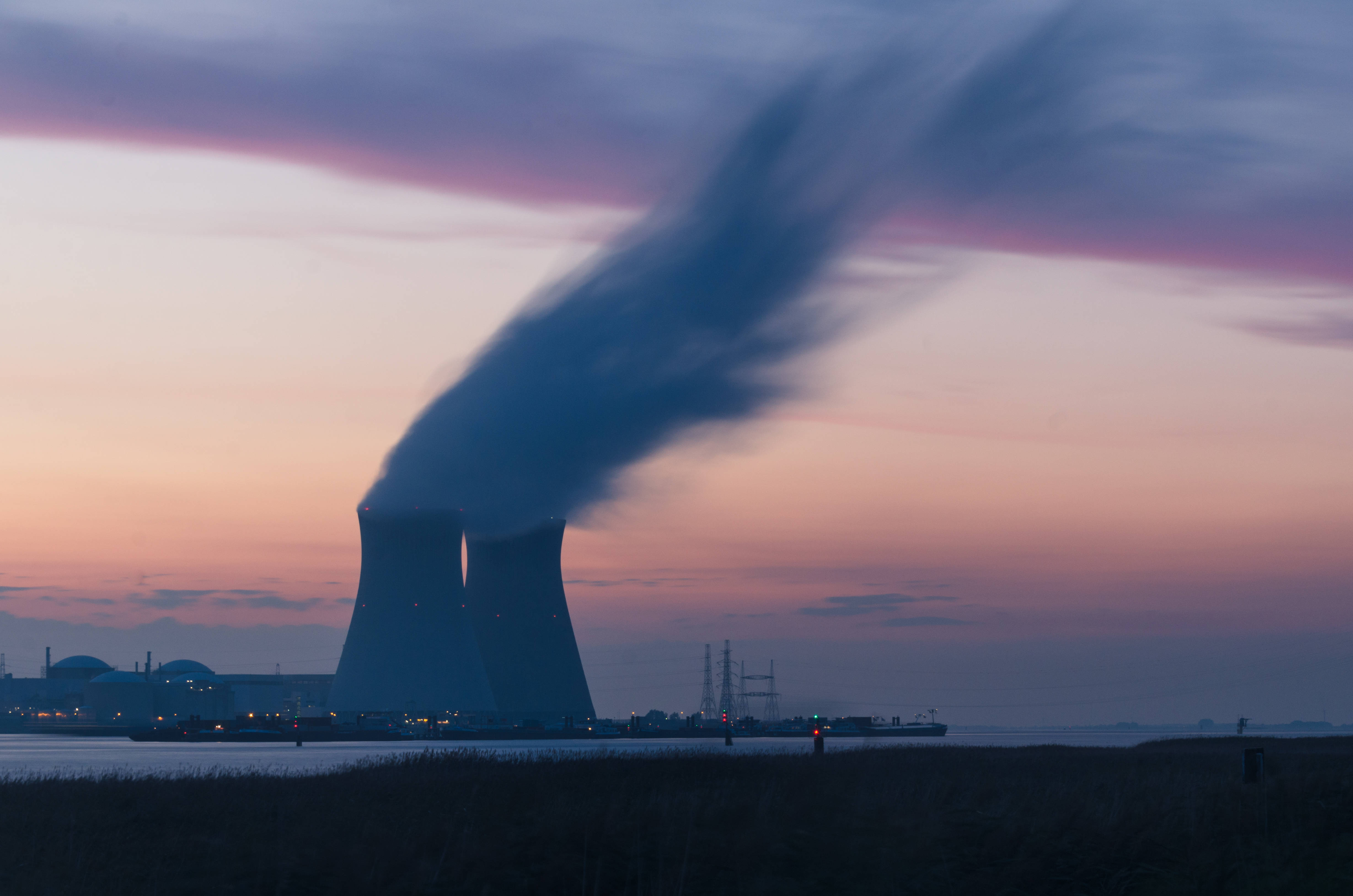 Energy 桌布 壁紙 — 兩座核電廠冷卻塔在染上粉紅和紫色調的暮色天空中排放蒸汽。