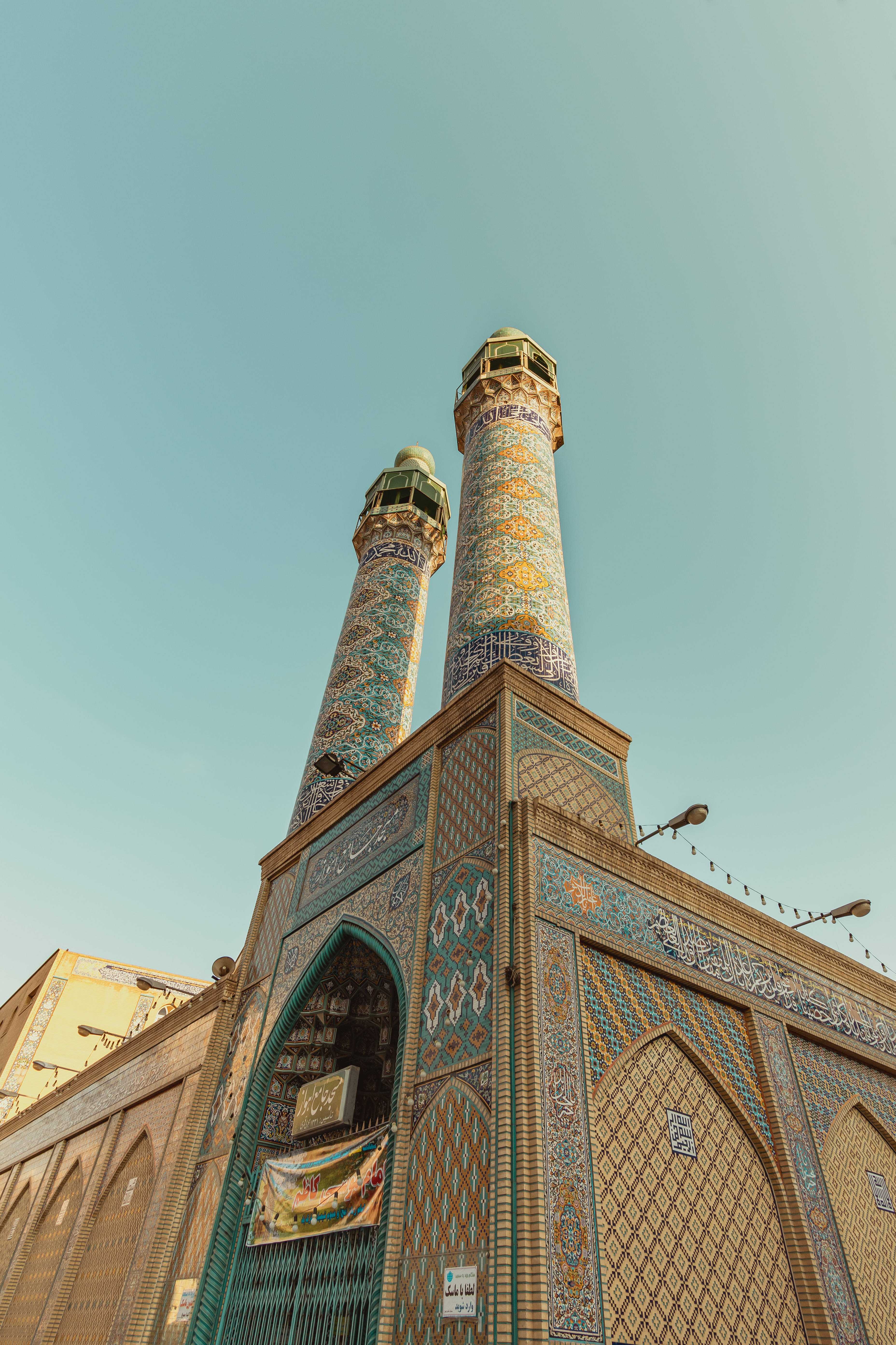 muslim 桌布 壁紙 — 兩座華麗的宣禮塔在清澈的藍天下聳立於一座飾有複雜綠松石和金色瓷磚的清真寺之上。