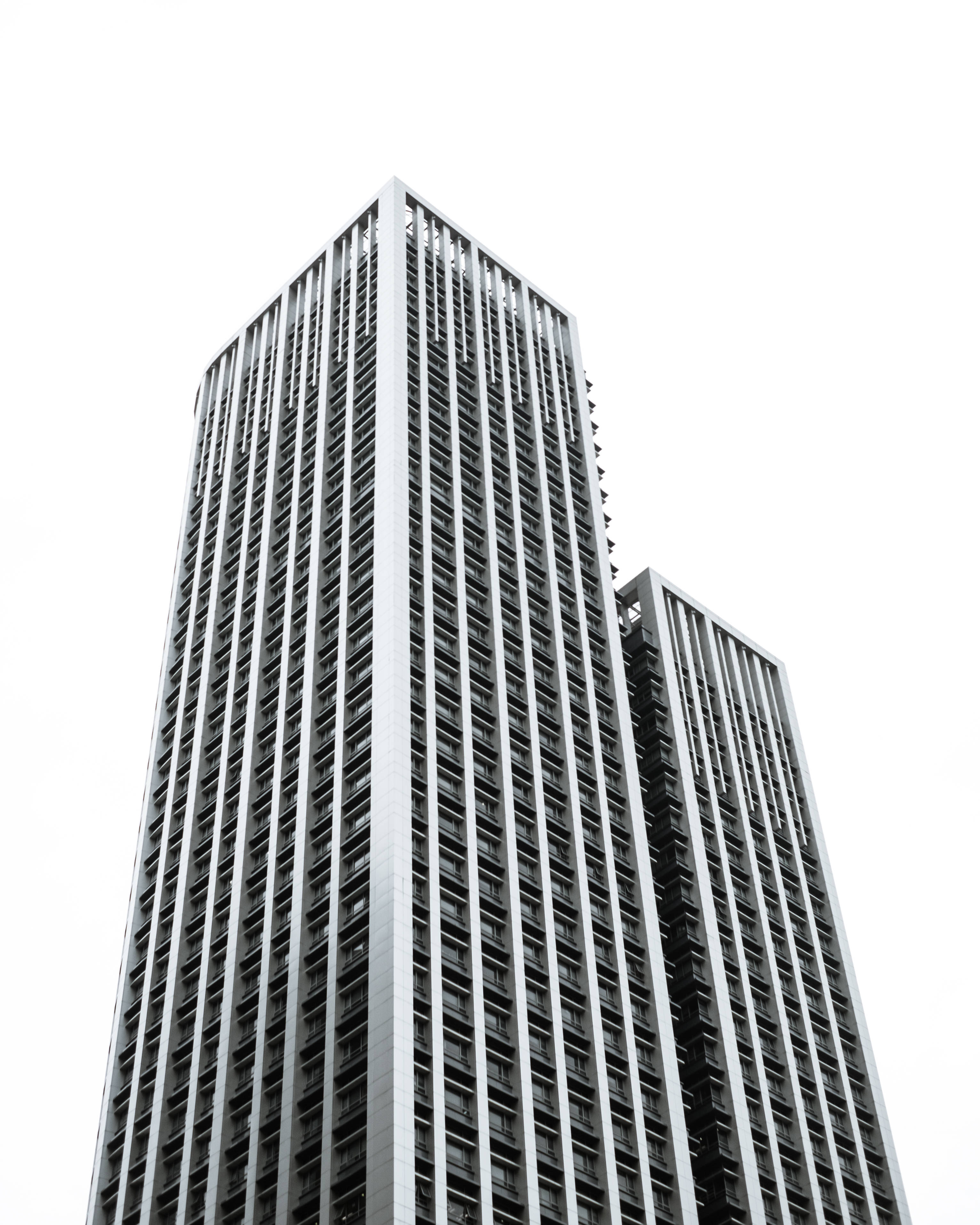 Skyscraper 桌布 壁紙 — 兩座高聳的摩天大樓在極簡黑白城市景觀中，與純白天空形成鮮明對比。