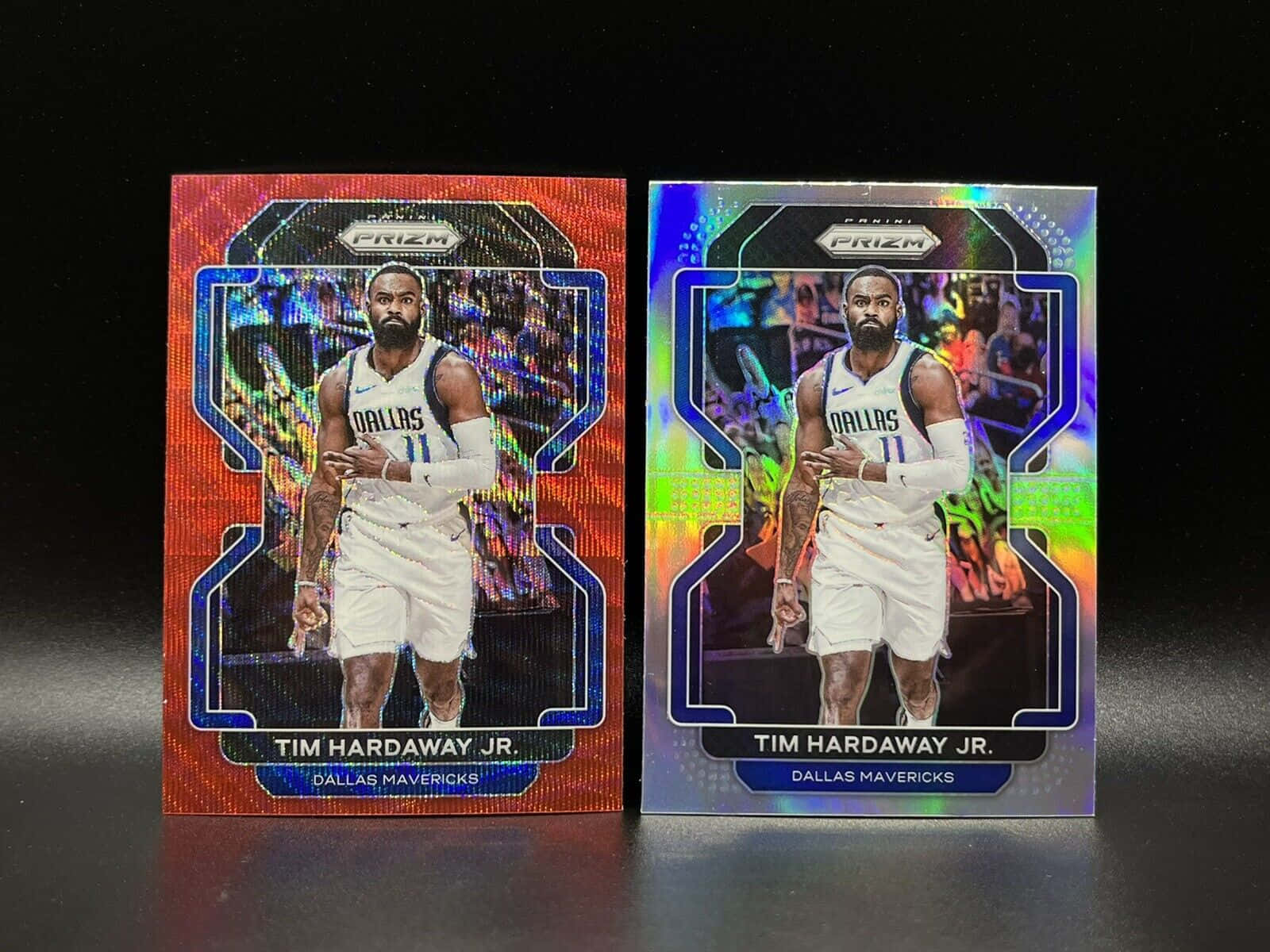 運動 桌布 壁紙 — 兩張 Tim Hardaway Jr. 籃球交換卡，正面帶有全息箔，並排放在深色反光表面上。