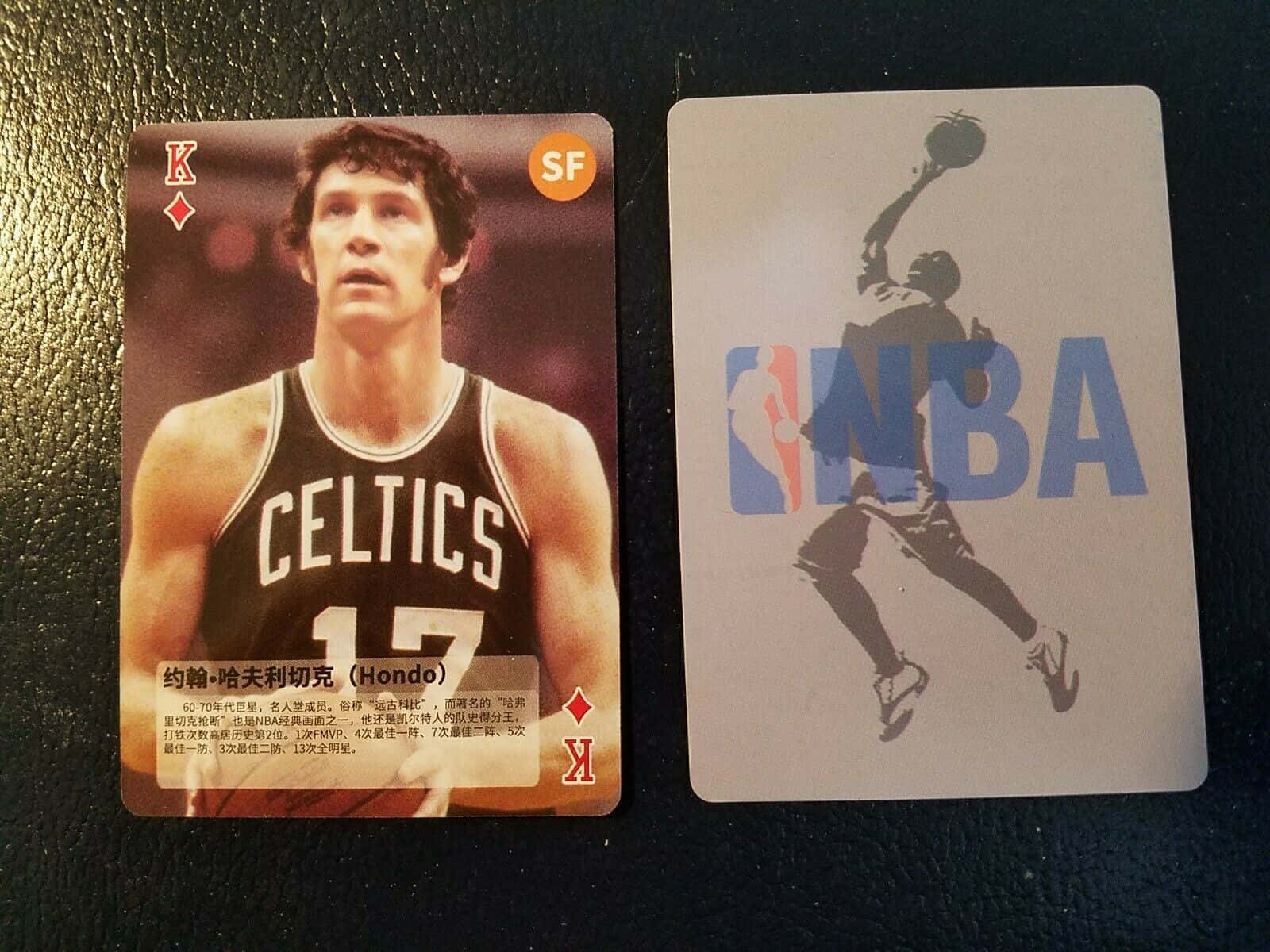 籃球 桌布 壁紙 — 兩張NBA球星卡，一張展示身穿黑色球衣的塞爾提克球員，另一張展示在NBA標誌上灌籃的剪影。