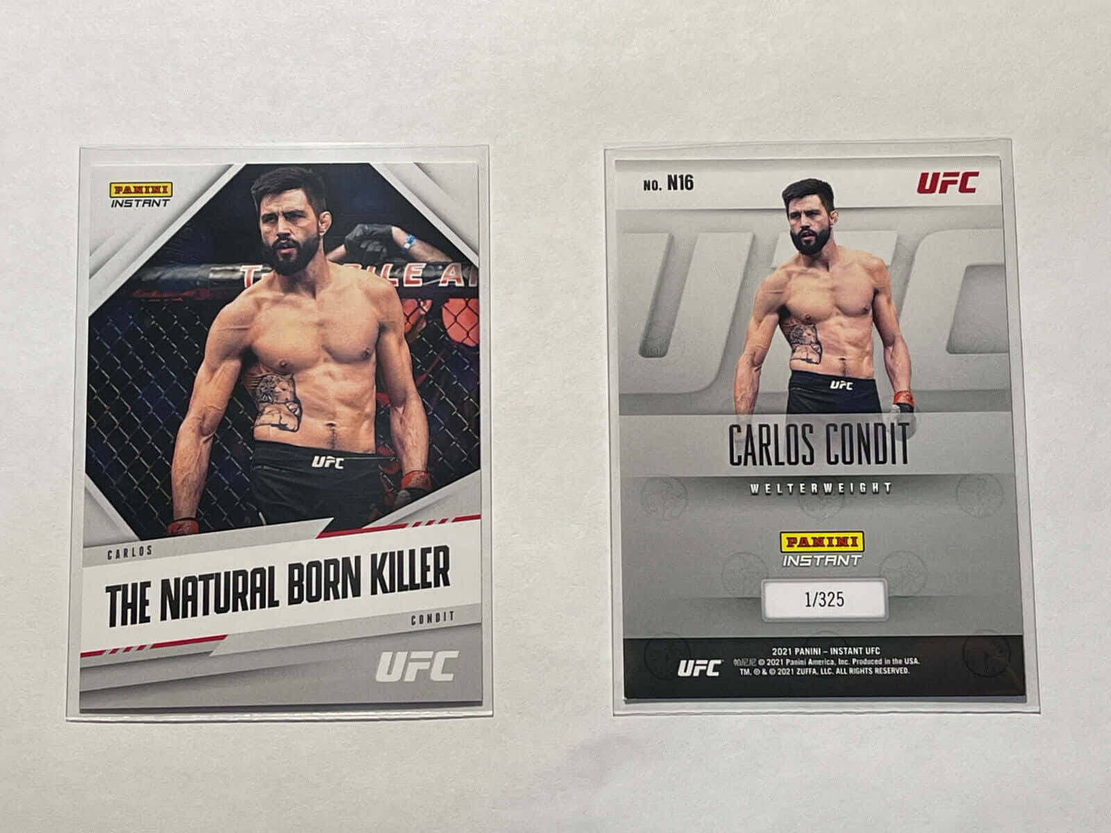 電腦 桌布 壁紙 — 兩張UFC收藏卡，展示拳手Carlos Condit，並排放在純白表面上。